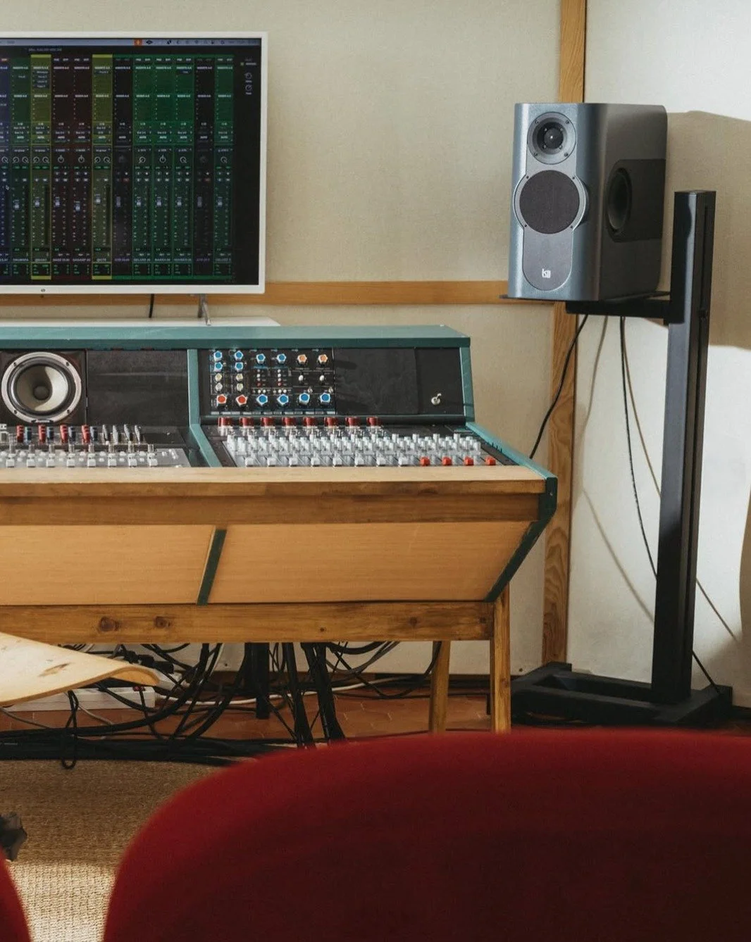 Repost from @coolkidsaudio and @shorebreaker.studio
&ldquo;The Sound Anchors stands improve the stereo image, look great next to my console, and their offset design lets me place them anywhere without losing floor space. Perfect.&rdquo;
&mdash; @joha