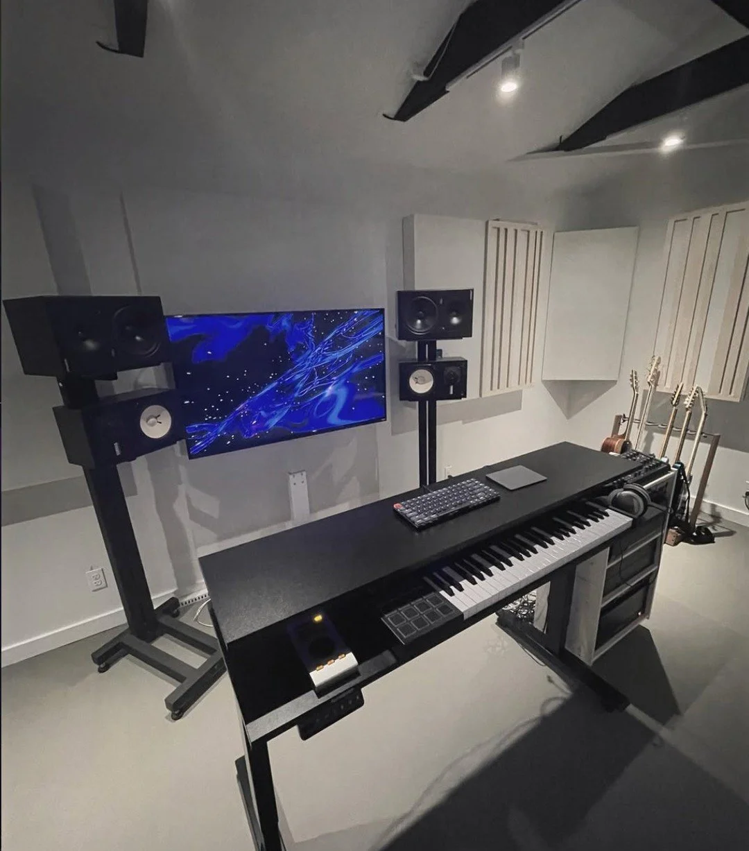 Thanks @jon_hyman_ for sharing a glimpse into your studio and for featuring our Sound Anchors stands. We love seeing how they support real-world studio spaces.

#soundanchors #speakerstand #speakersoundquality #improvespeakers #speakersound #montiors