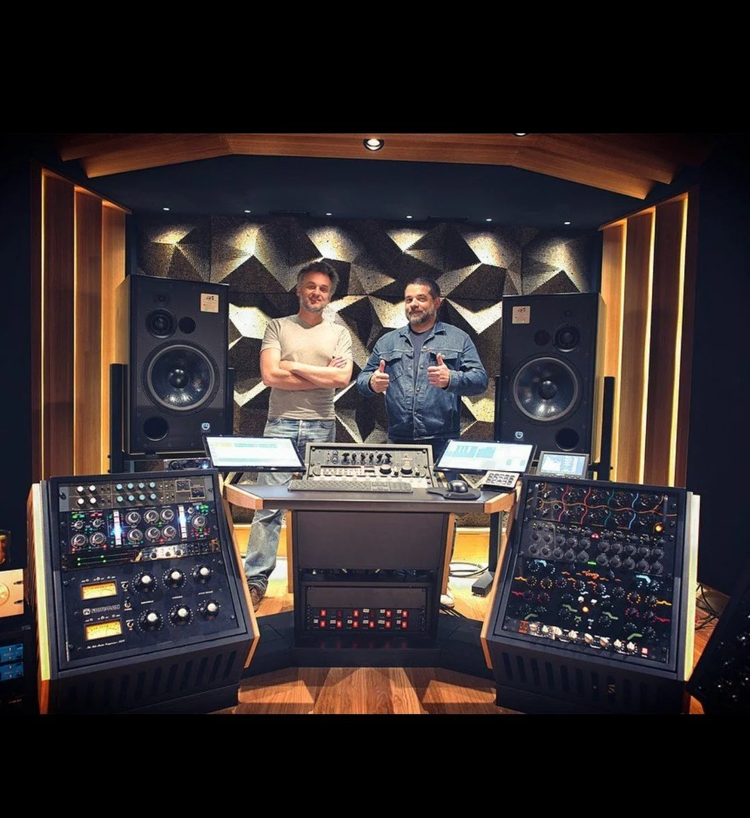 @mika_rangeard_mastering sharing the studio space that @benjamin_joubert_biduloscope generously opened up during a transition period. Always great to see collaboration in action, with our Sound Anchors stands supporting the setup.

#soundanchors #spe