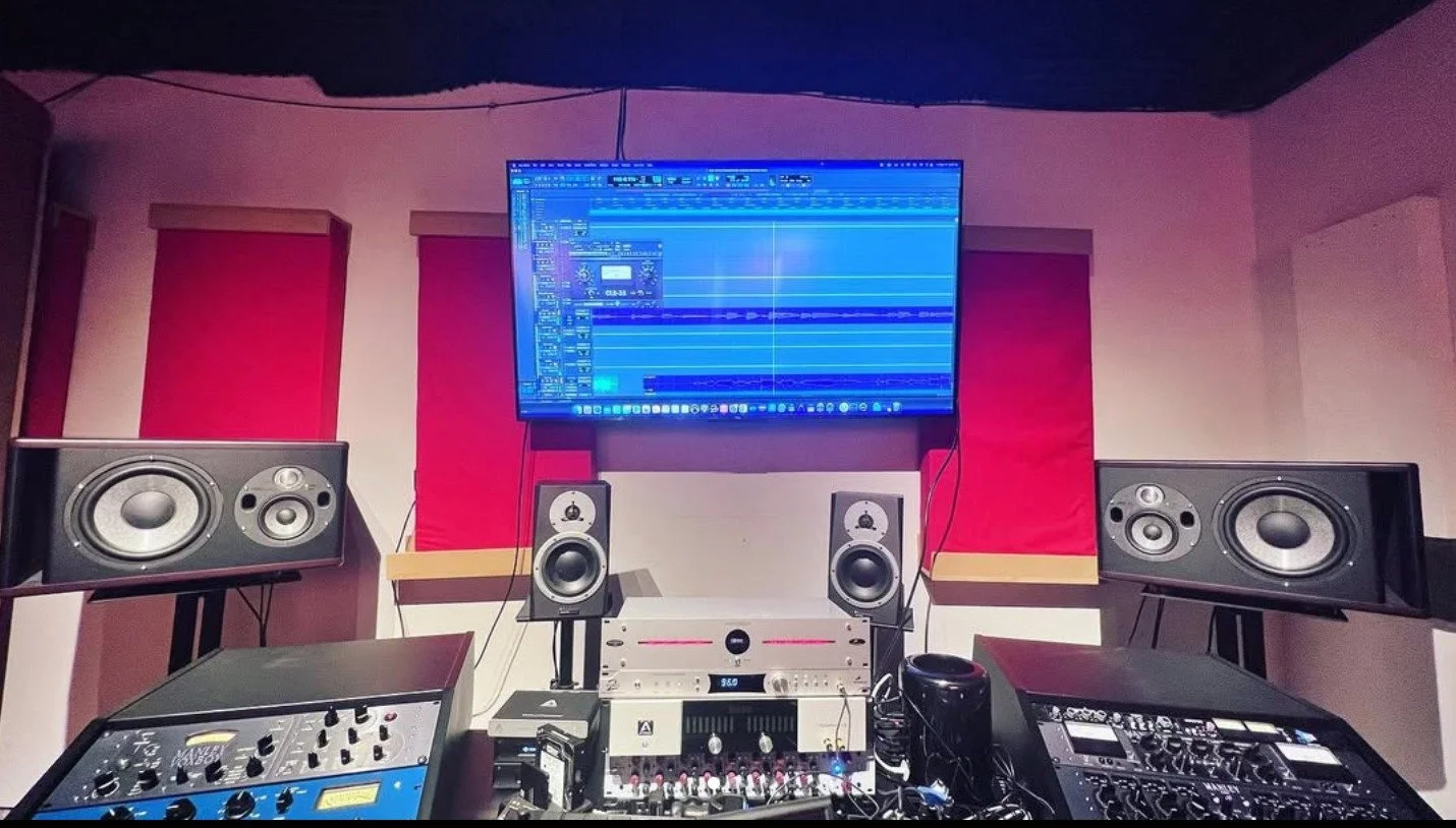 From @jnrecordingstudio

"Hoy llegaron las nuevas bases -Sound Anchors ADJ2- wow que diferencia hicieron mis monitores en estas bases s&uacute;per impresionante la verdad." 

Translation to English: &ldquo;Today the new stands arrived &mdas