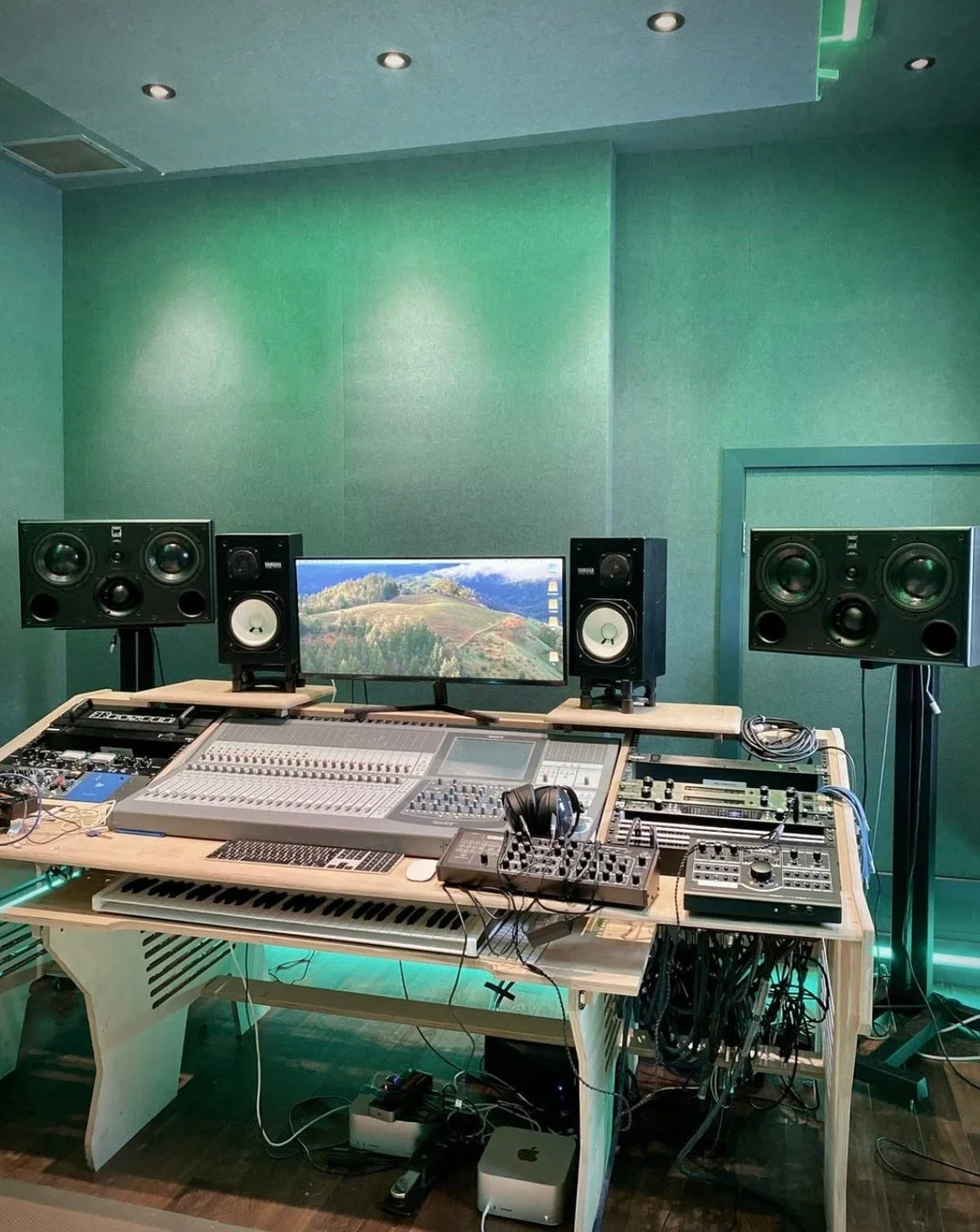 Repost from @roomsonics Producer Peter Helliwell recently created a new production room with our stands as part of the essential mix. 

With the monitors properly supported and positioned, the system is now firing on all cylinders in Peter&rsquo;s ne