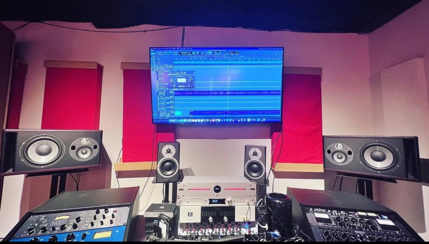 From @jnrecordingstudio

"Hoy llegaron las nuevas bases -Sound Anchors ADJ2- wow que diferencia hicieron mis monitores en estas bases s&uacute;per impresionante la verdad." 

Translation to English: &ldquo;Today the new stands arrived &mdas