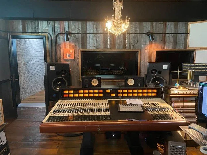 This studio setup features a powerful pair of ATC SCM150ASL Pro speakers, known for their effortless midrange clarity and deep, controlled low-end extension into the 20Hz range.

Paired with our ADMID stands, this system is built for accuracy, stabil