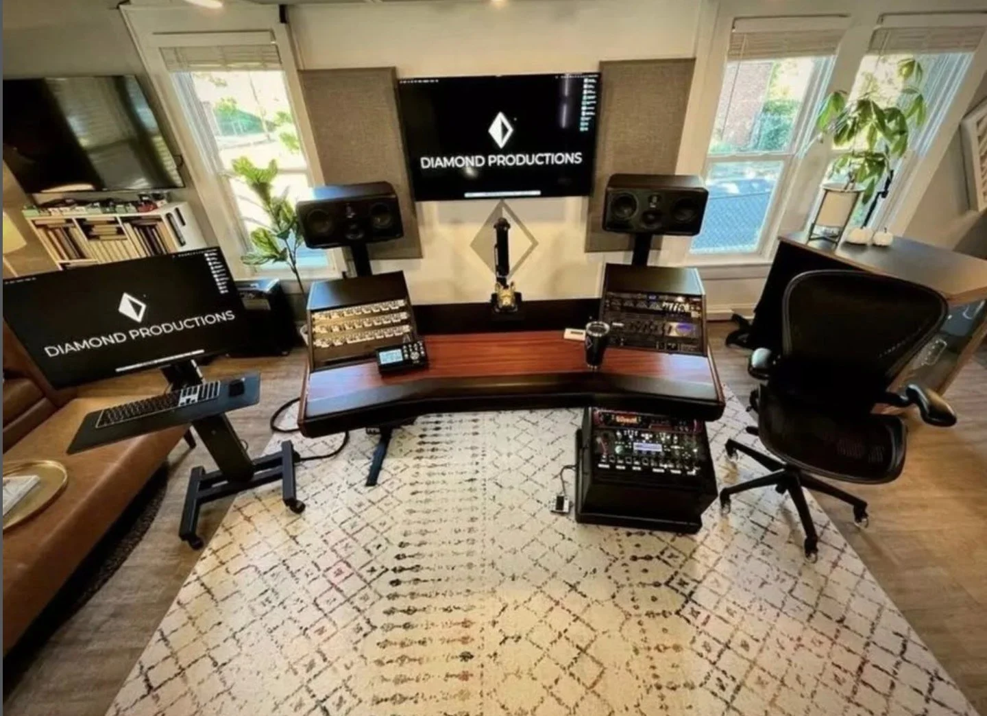 The DAW (Digital Audio Workstation Stand) is a highly specialized stand designed to support a flat-screen monitor, keyboard, and mouse in the recording studio. Shown here alongside the Mahogany Dual15 desk from @argosyconsole

#soundanchors #speakers