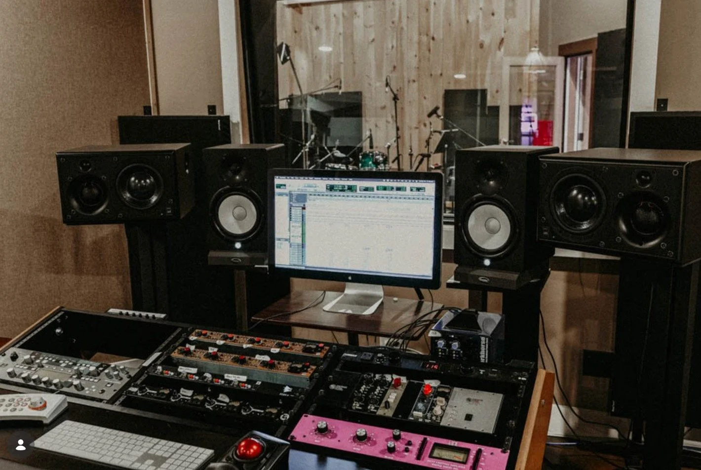 Studio A // Control Room @speakeasyrecordingstudio

A well-designed control room starts with a solid foundation. Sound Anchors stands provide the stability and precision needed to get the most out of any monitoring environment.

Photo: @artisanimager