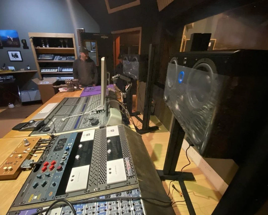 Our speaker stands supporting some super sonic studio monitors installed @thechamberstudio, they report "unbelievably clear sound!"

#soundanchors #studiomonitoring #audiophile #recordingstudio #proaudio #highendaudio #studioqualitysound #s