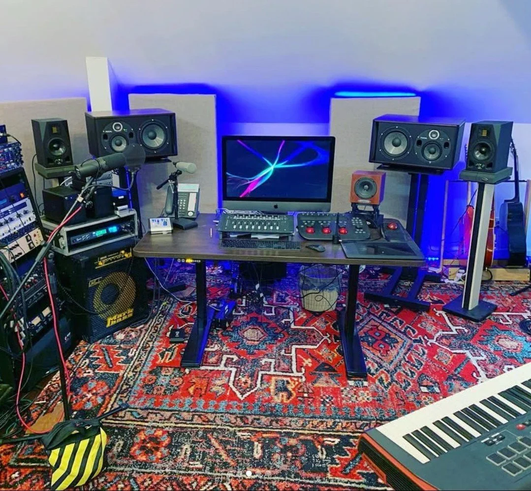 This clean setup at @spider_feast_studios shows how proper monitor placement changes everything. With monitors elevated and isolated on our stands, the listening position becomes more accurate, balanced, and reliable.

#soundanchors #speakerstand #sp