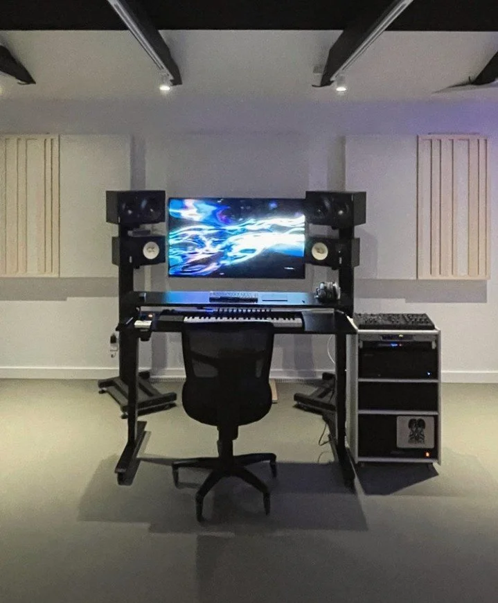 At John Hyman Studios, our stands provide the stability, isolation, and exact positioning needed for optimal sound. 

#soundanchors #speakerstand #speakersoundquality #improvespeakers #speakerequipment #prospeakerstand #studioqualitysound #studiodesi