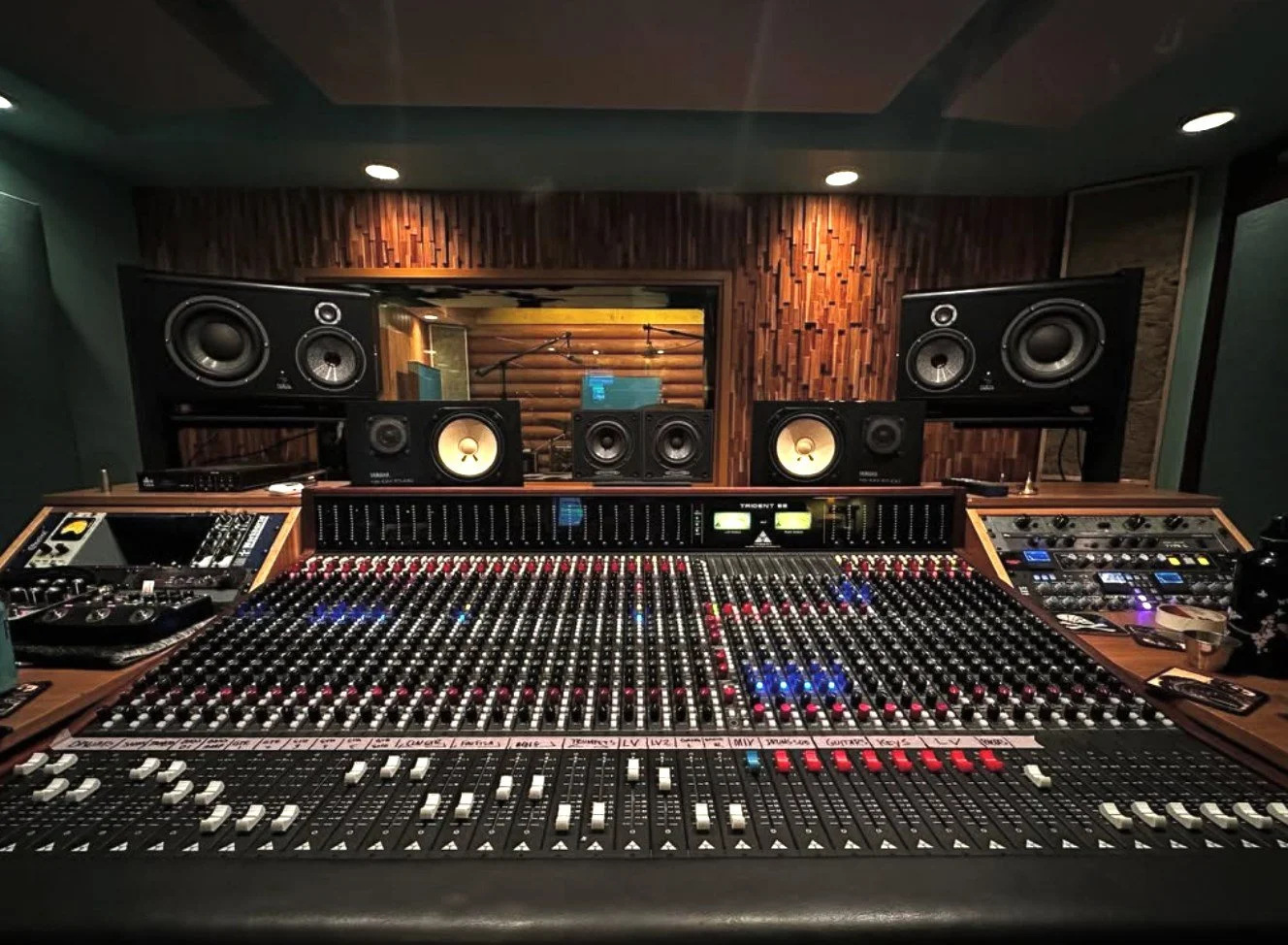Big thanks to @paulyeemusic for sharing his studio featuring Sound Anchors stands. Built to stay solid, stay out of the way, and let the focus stay on the music.

#soundanchors #speakerstand #speakersoundquality #improvespeakers #speakerequipment #pr