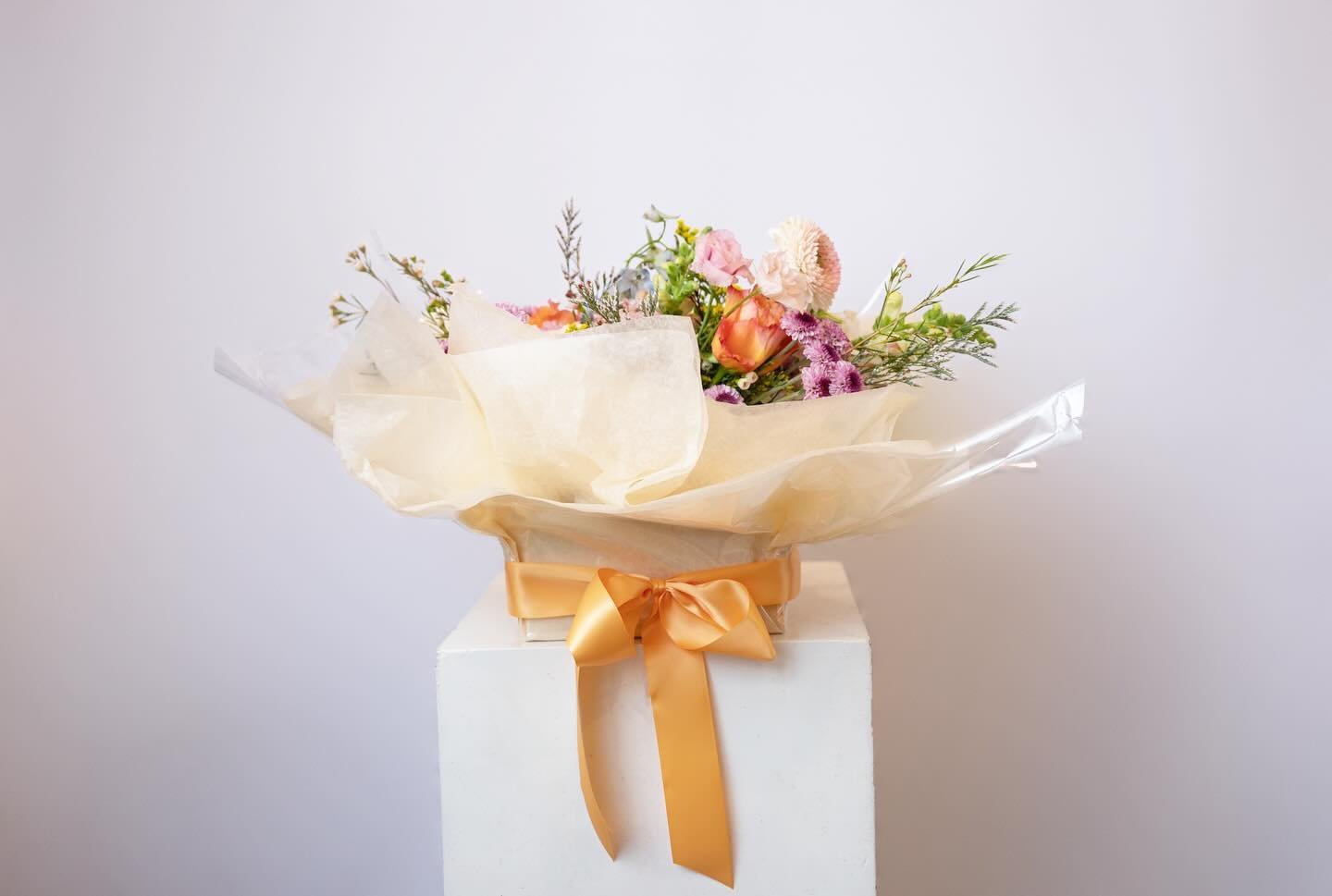 The packaging 🤤 you can select packaging when placing your order for any arrangement so your special someone will receive their flowers with this gorgeous presentation!