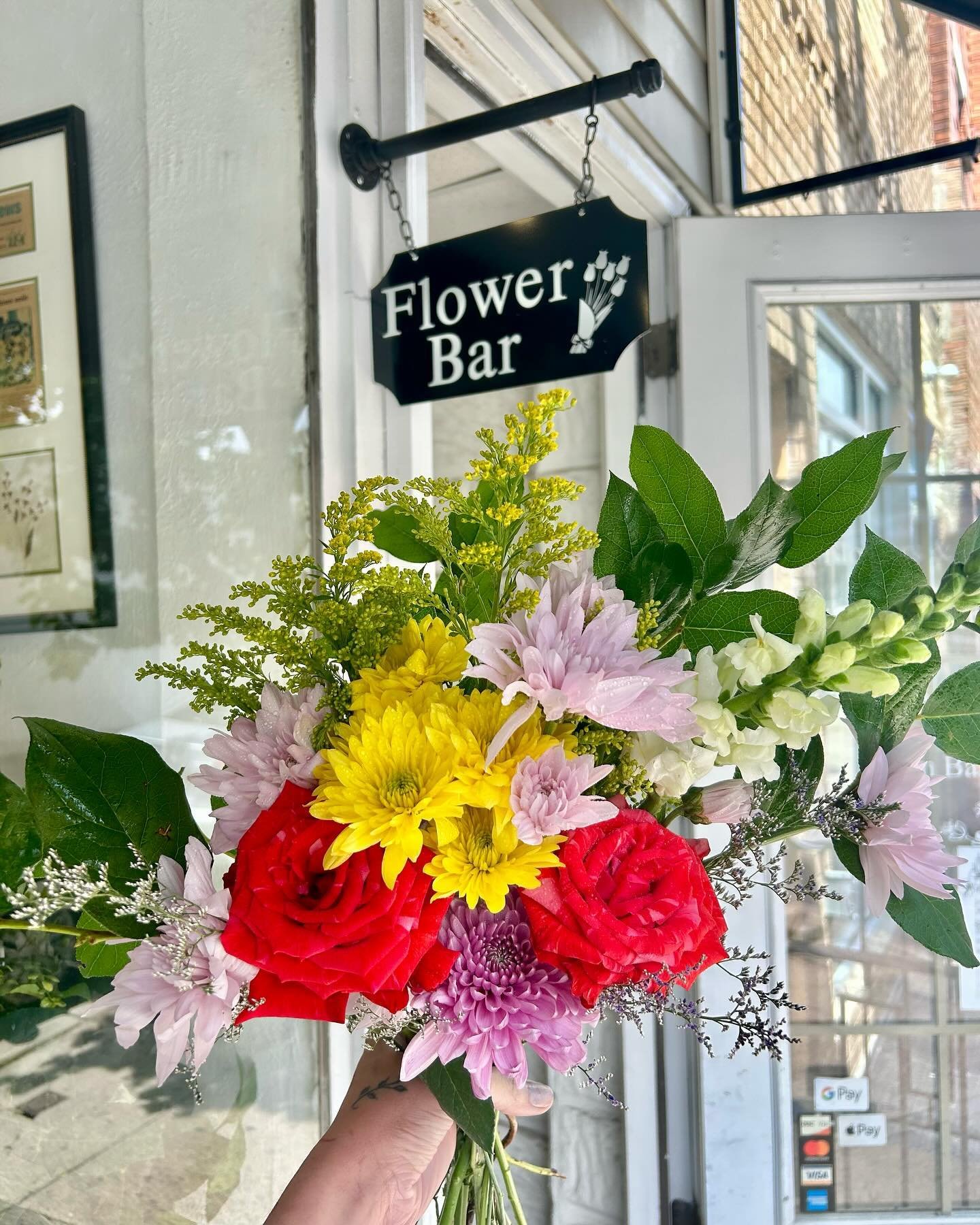 what&rsquo;s the cure for a cloudy Saturday morning ? 

🌷a bright and cheery bouquet, of course 🌷

come stop by for a bouquet or even just a few stems from the bar 💕
