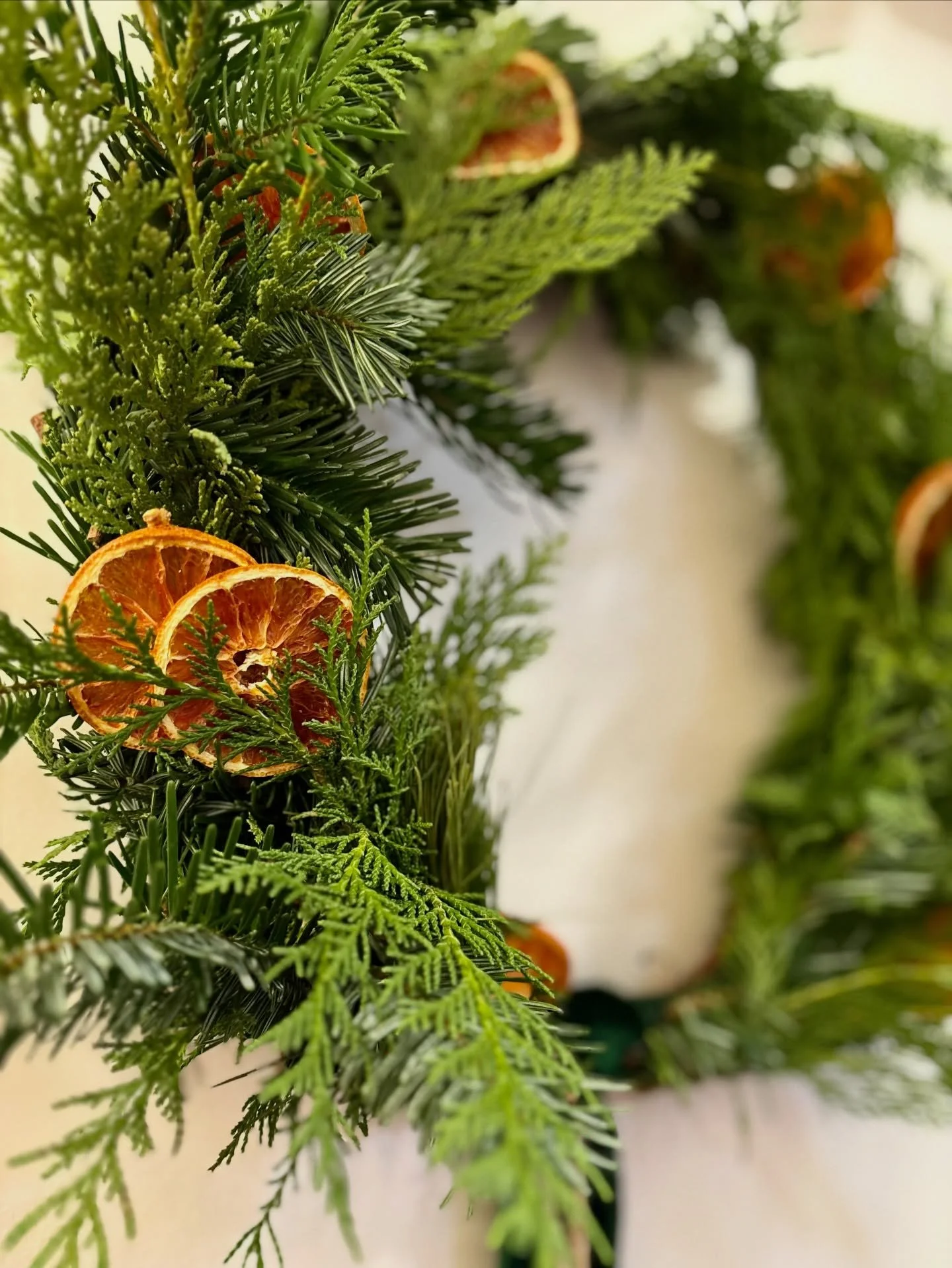 wreaths galore over here at the pop-up 🎄
+ check out our wreath bar for all the cutest and festive wreaths decor/add-ons 🔔🎀