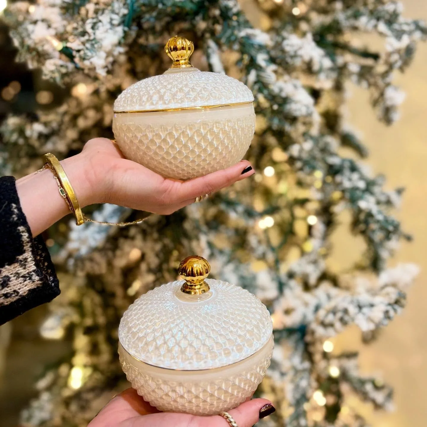 blood orange 🍊 &amp; balsam 🌲

100% soy &bull; hand-poured &bull; small batch