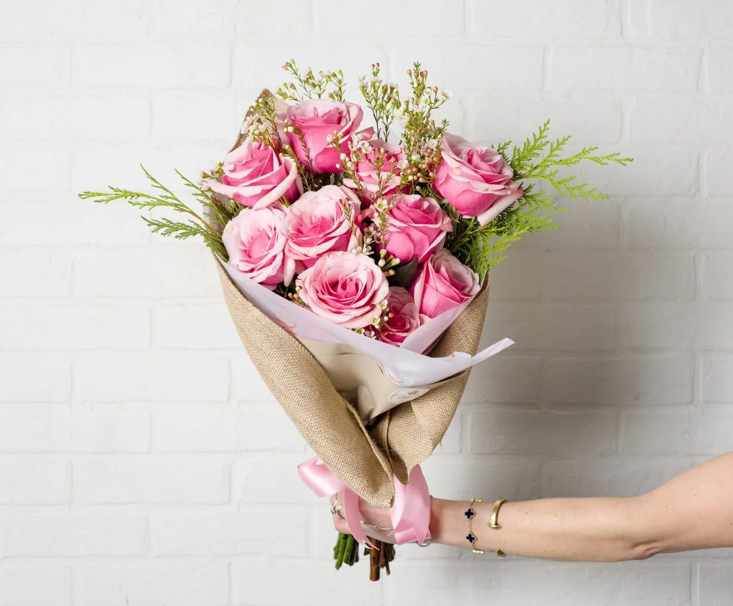 Sometimes you just gotta go with a classic bouquet of roses&hellip; And we&rsquo;ve got you covered this Valentine&rsquo;s Day&hellip; Shop from red or pink bouquets of roses ❤️🩷