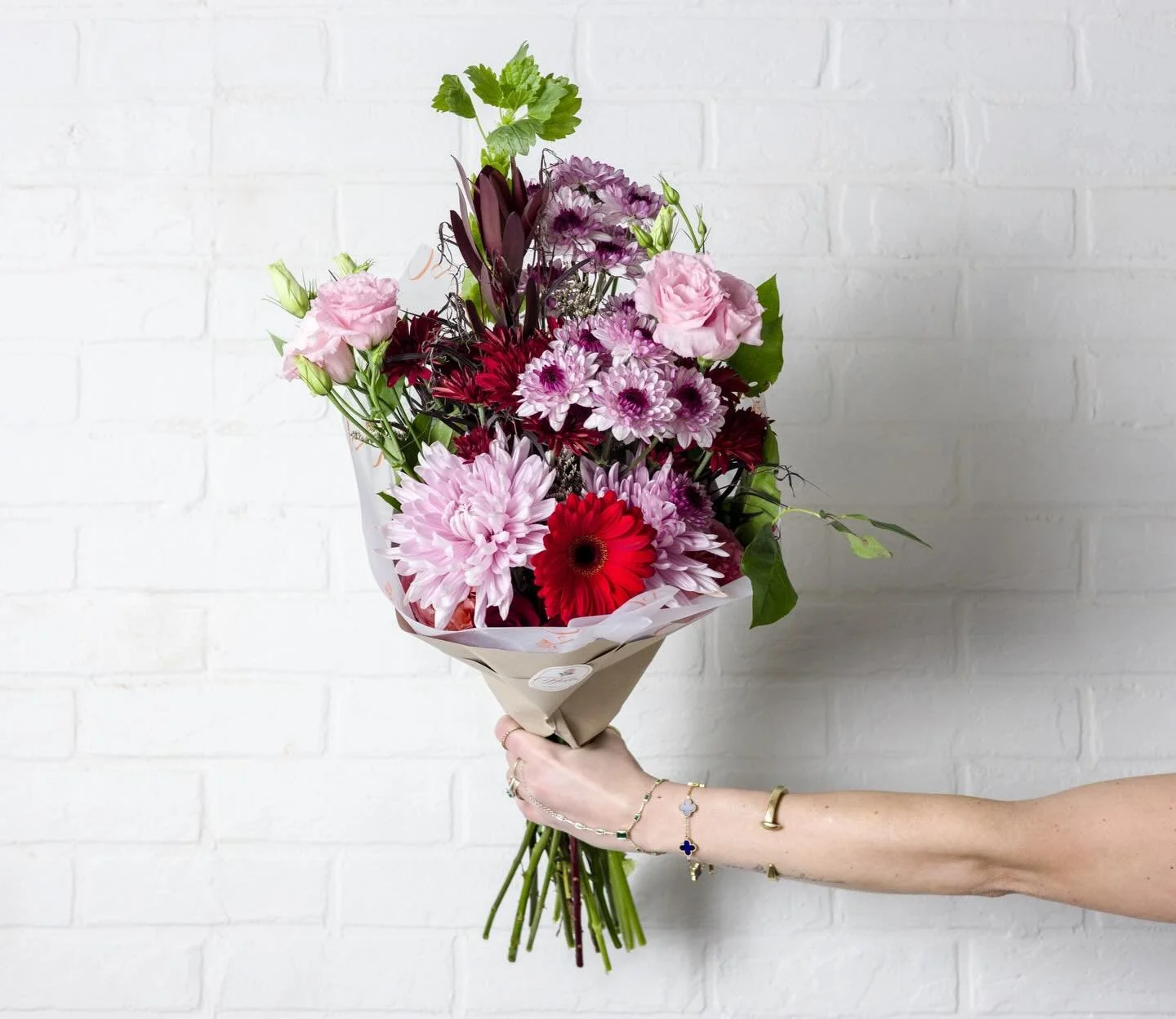 Freezing temps = treat yourself to some flowers 🥶

+ 30% off any candle in the shop when you pick up your order! 🥰