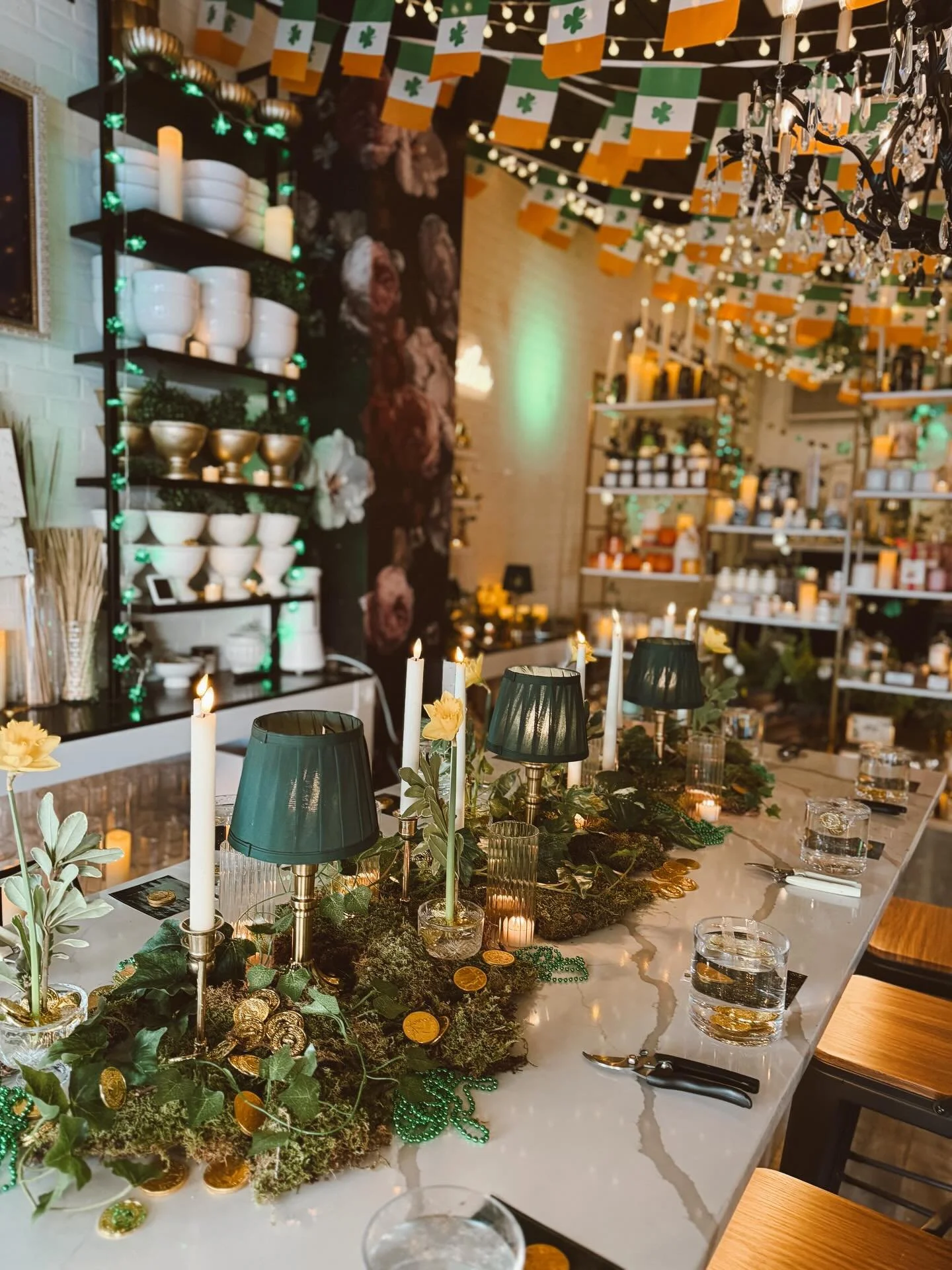Happy St. Patrick&rsquo;s Day! 🍀
Had the best time this weekend at our Clovers &amp; Cocktails event! Transforming our flower shop into a little Irish pub, playing with flowers and enjoying themed cocktails with everyone really spread the Irish chee