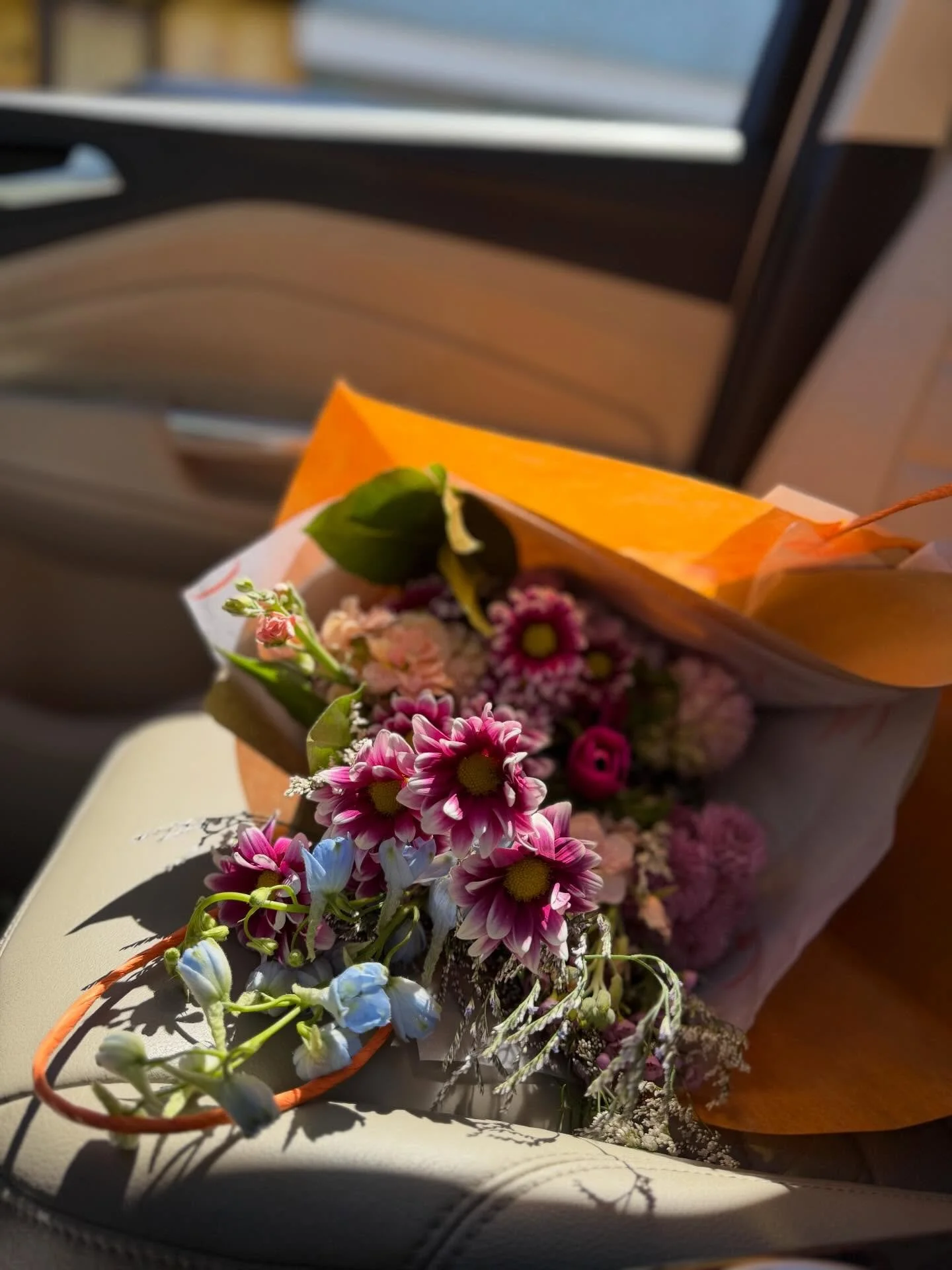 Time to pick up your flowers for the week 💕🧡☀️