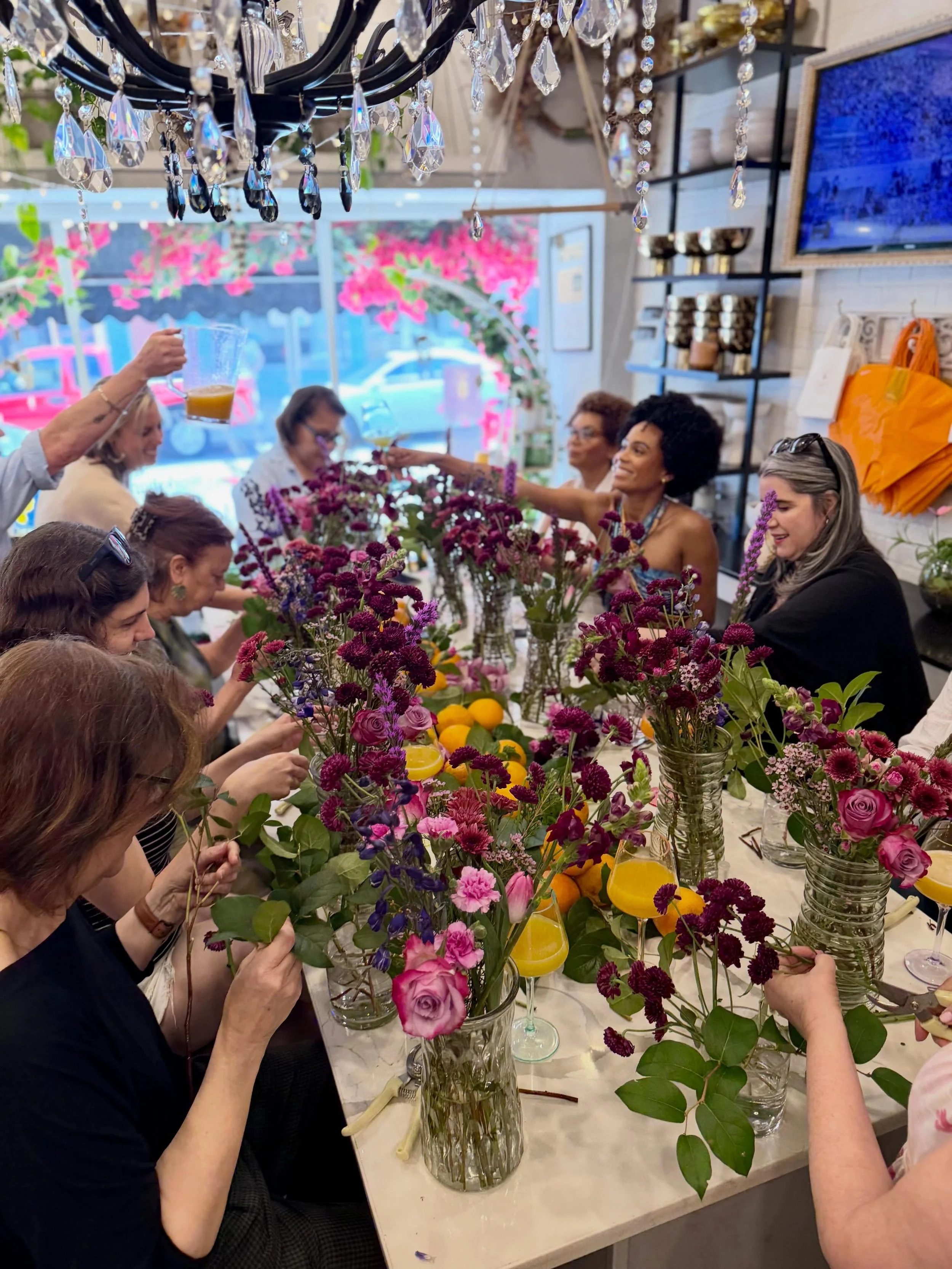 A few snaps from yesterday&lsquo;s Mums &amp; Mimosas floral brunch 🌷🍾🥂