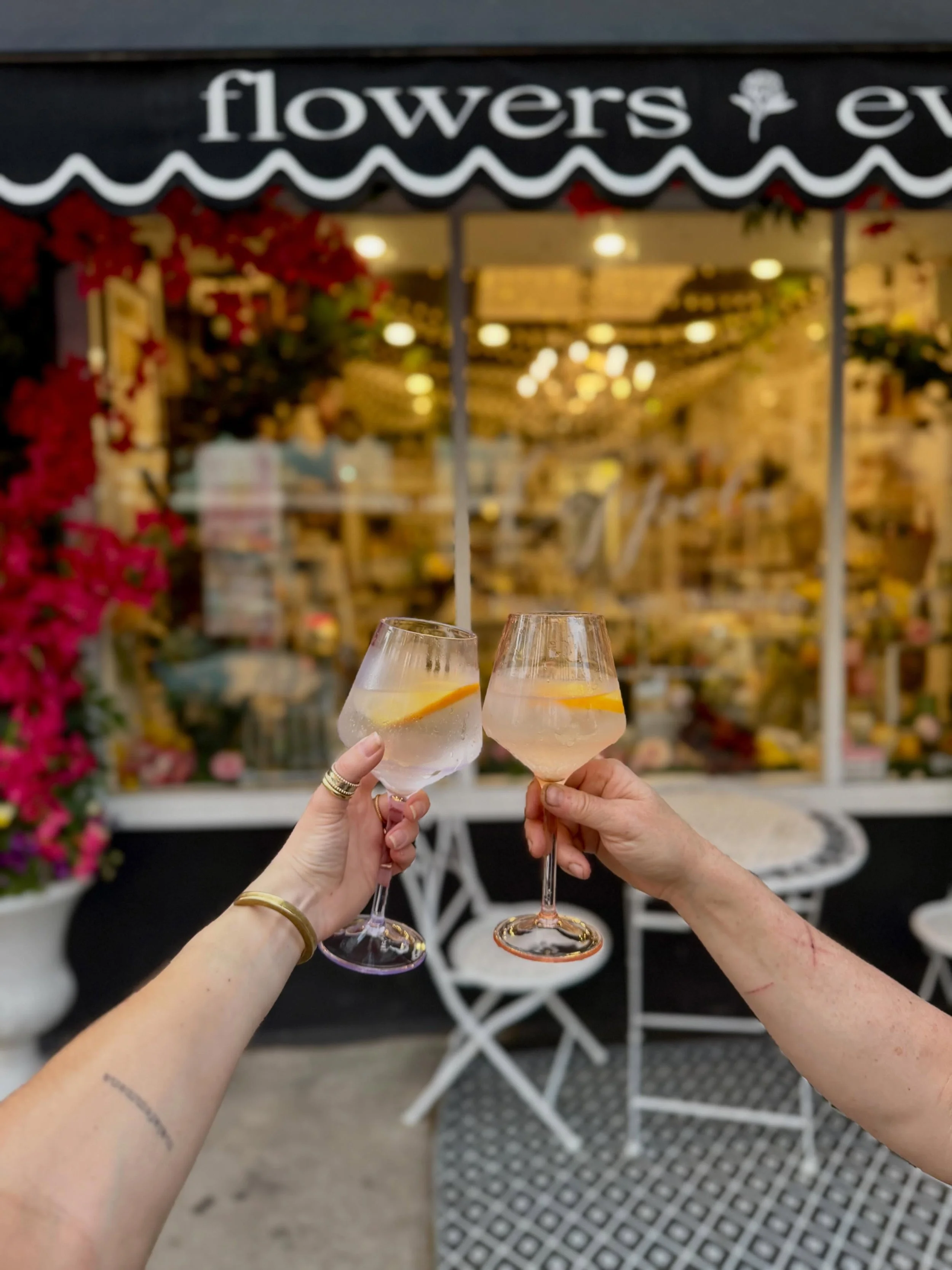 cheers to Memorial Day weekend! 🇺🇸🥂
ft. one very scratched florist&rsquo;s arm 🤕😆