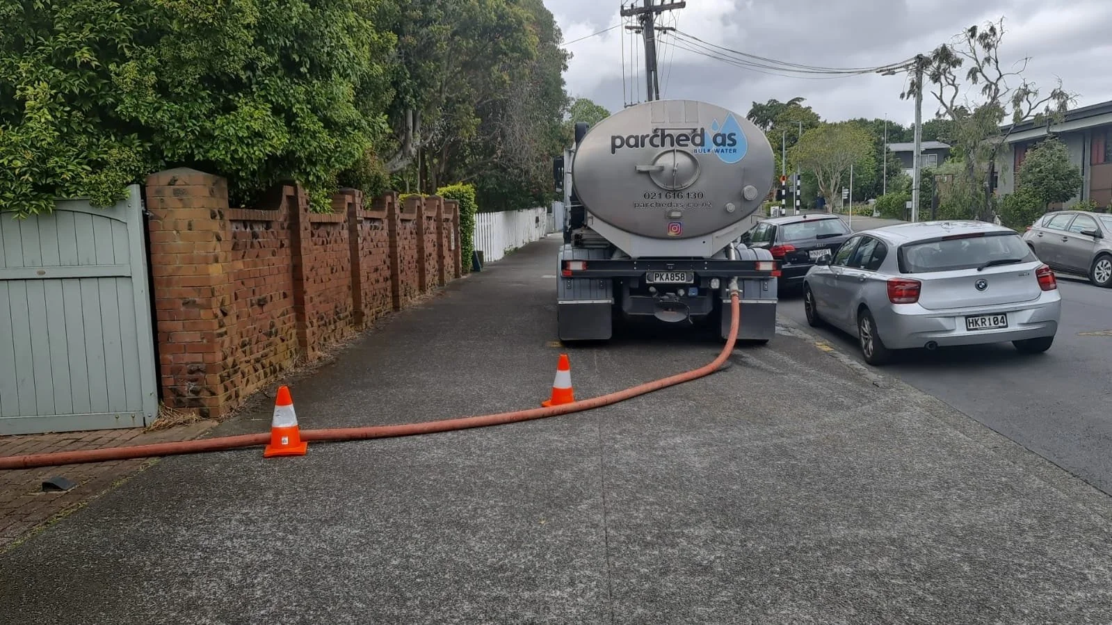 β οΈ Don't mind us! So many Auckland driveways are not designed for trucks but lucky this footpath was π€π¬ 
#BulkWaterDelivery #parchedas #watercarrierwednesday
