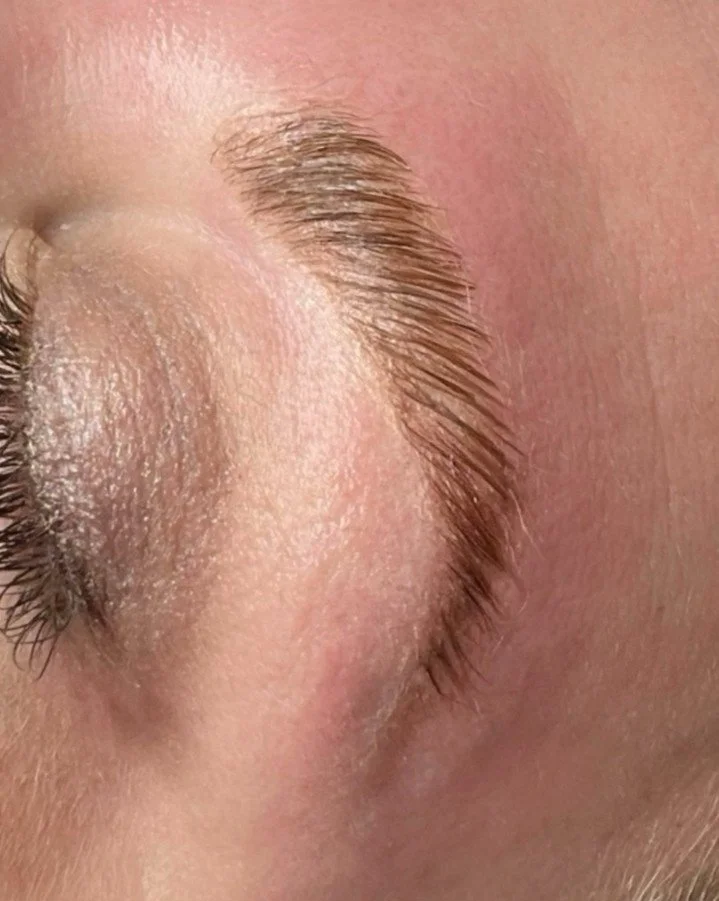 Brows so good they could get their own zip code 🌿 

In honor of 𝗡𝗮𝘁𝗶𝗼𝗻𝗮𝗹 𝗘𝘀𝘁𝗵𝗲𝘁𝗶𝗰𝗶𝗮𝗻 𝗗𝗮𝘆, I&rsquo;m giving everyone who books a LAapproved brow lamination + tint this week a 𝗙𝗥𝗘𝗘 brow pencil &mdash; because great arches des