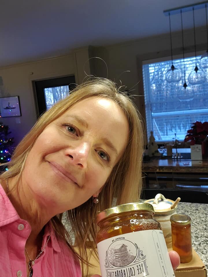 Just got my csa box from Tara Ayer at Bee Collaborative. Support local, support women owned business, support pollinators, support sustainable agriculture /apiary - it's a win-win-win (plus, honey!)
Get your beautiful box at https://www.beecollaborat