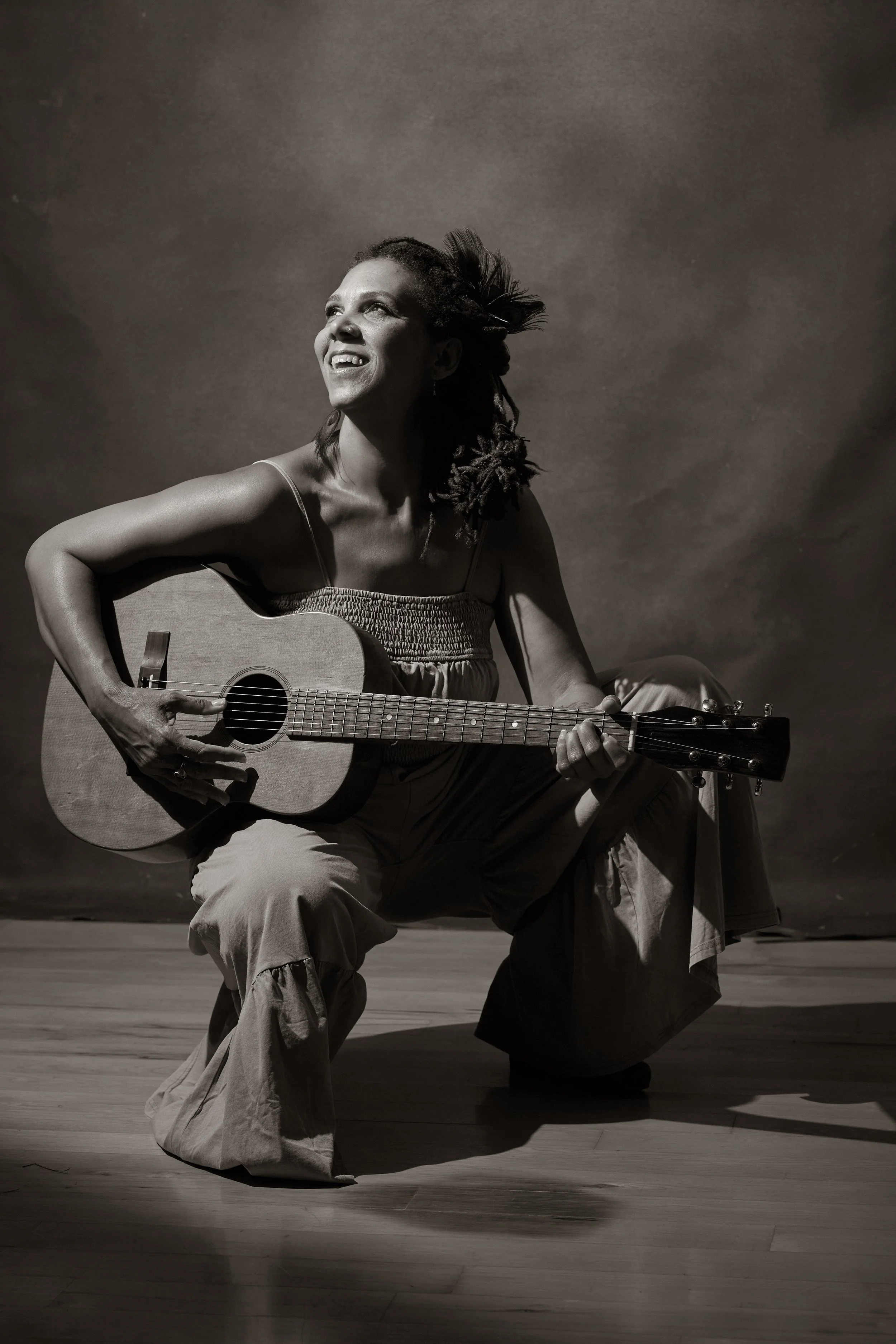 Azere_guitkneel _BW.jpg