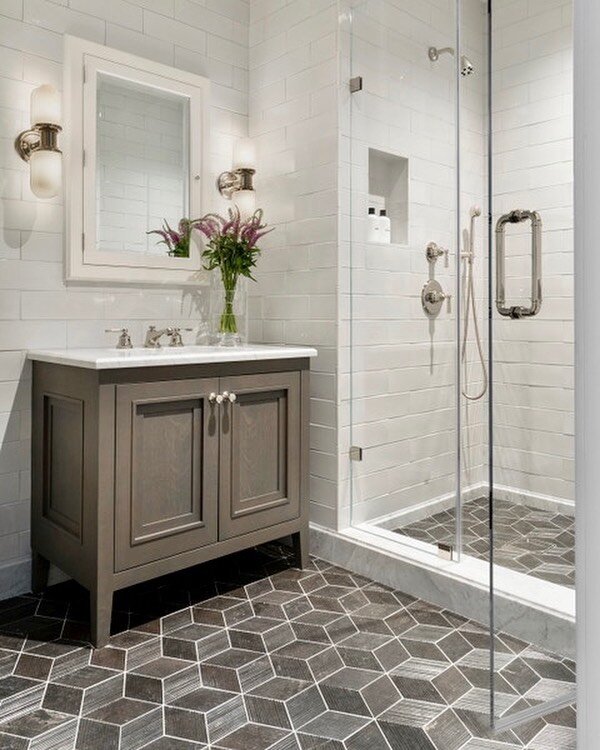 Statement floors in the guest bath ! 💕 
.
.
.
.
.
#saucydesign, #BathroomsOfInstagram, #bathroomdesign, #beautifulbathrooms