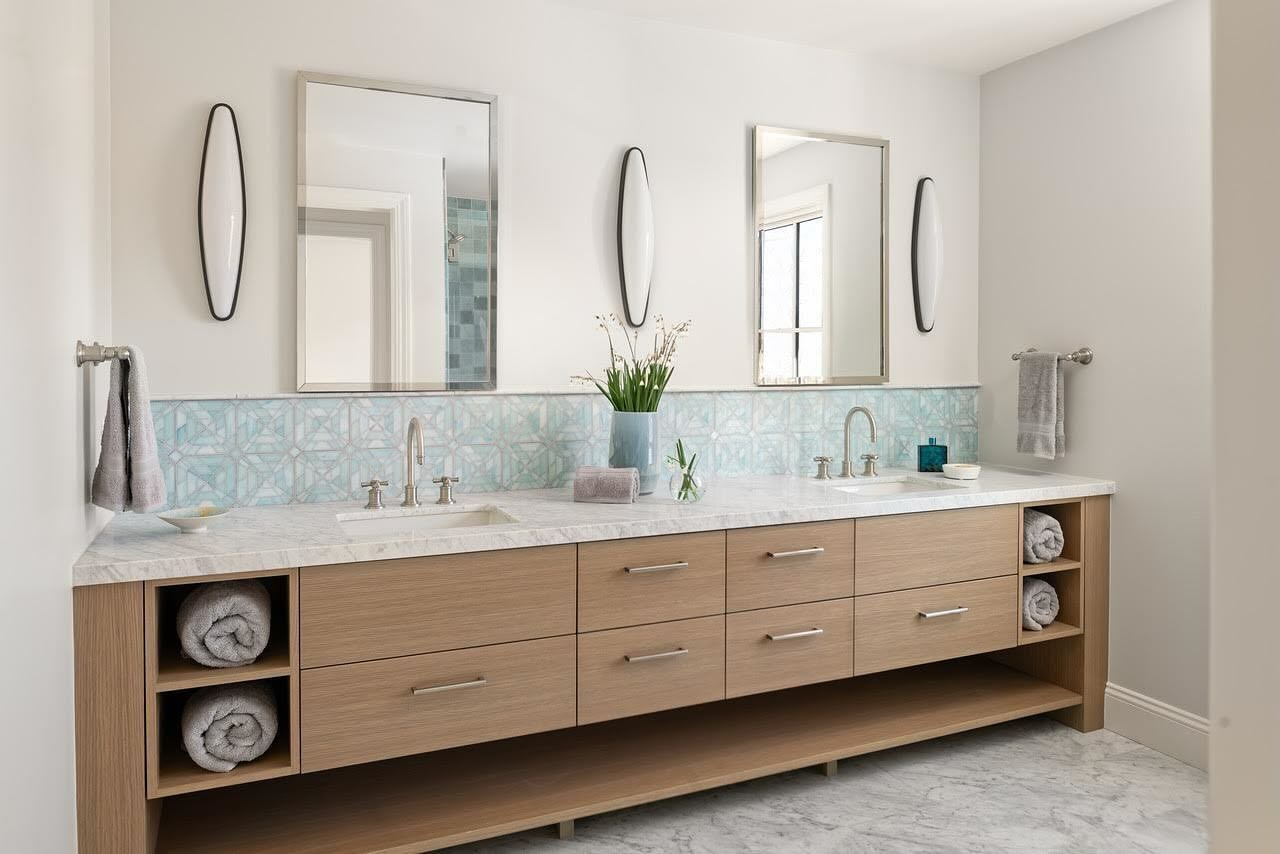 Glass capped with marble is finish perfection 👏🏼

#bathroomdesign #interior #interordesign #bathroomremodel #bathroomgoals