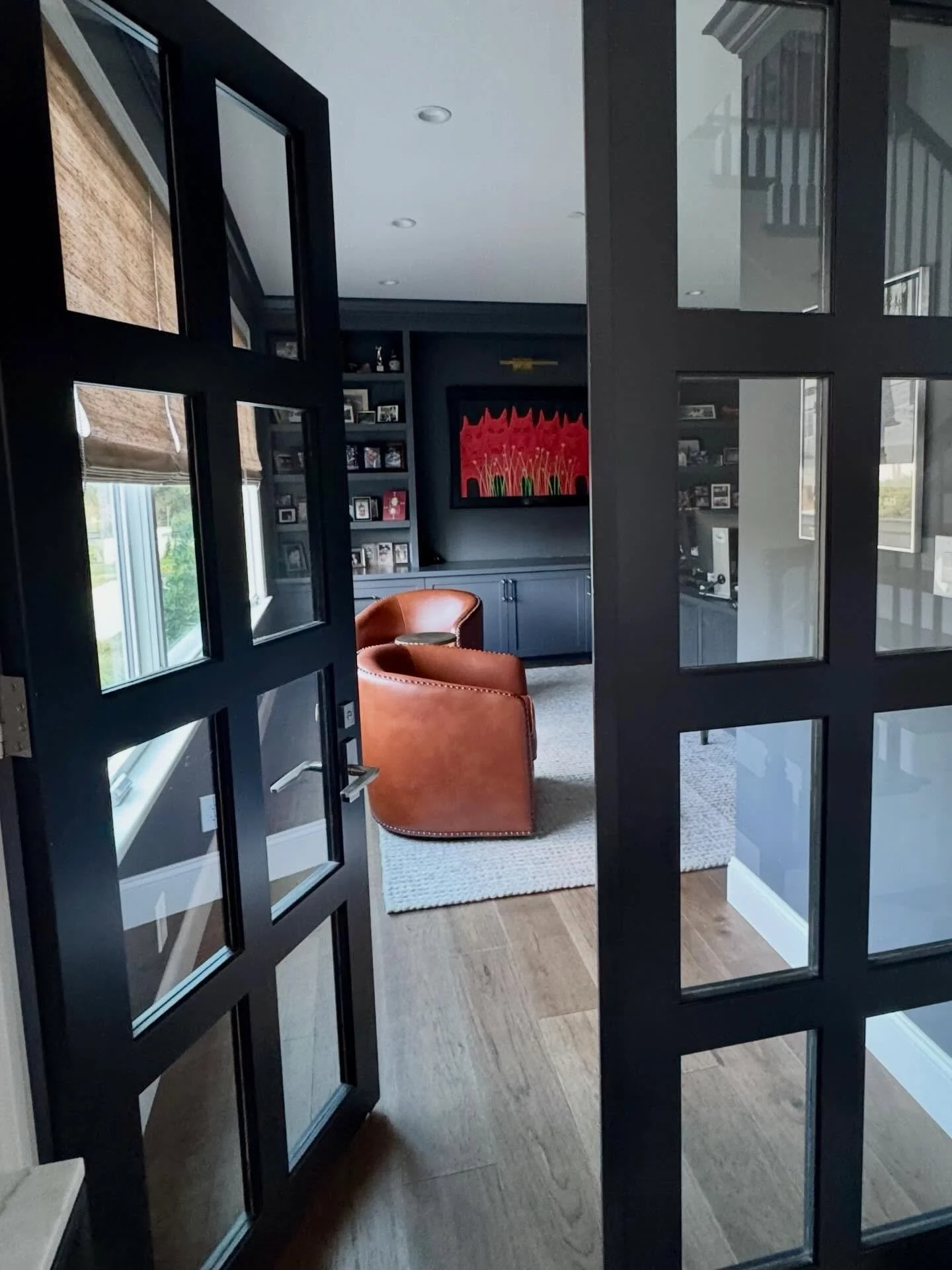 A well designed home office blends abundant natural light with inspiring art to create an environment that maximizes both productivity and comfort! 
#homeoffice #officedesigntrends #interiordecor