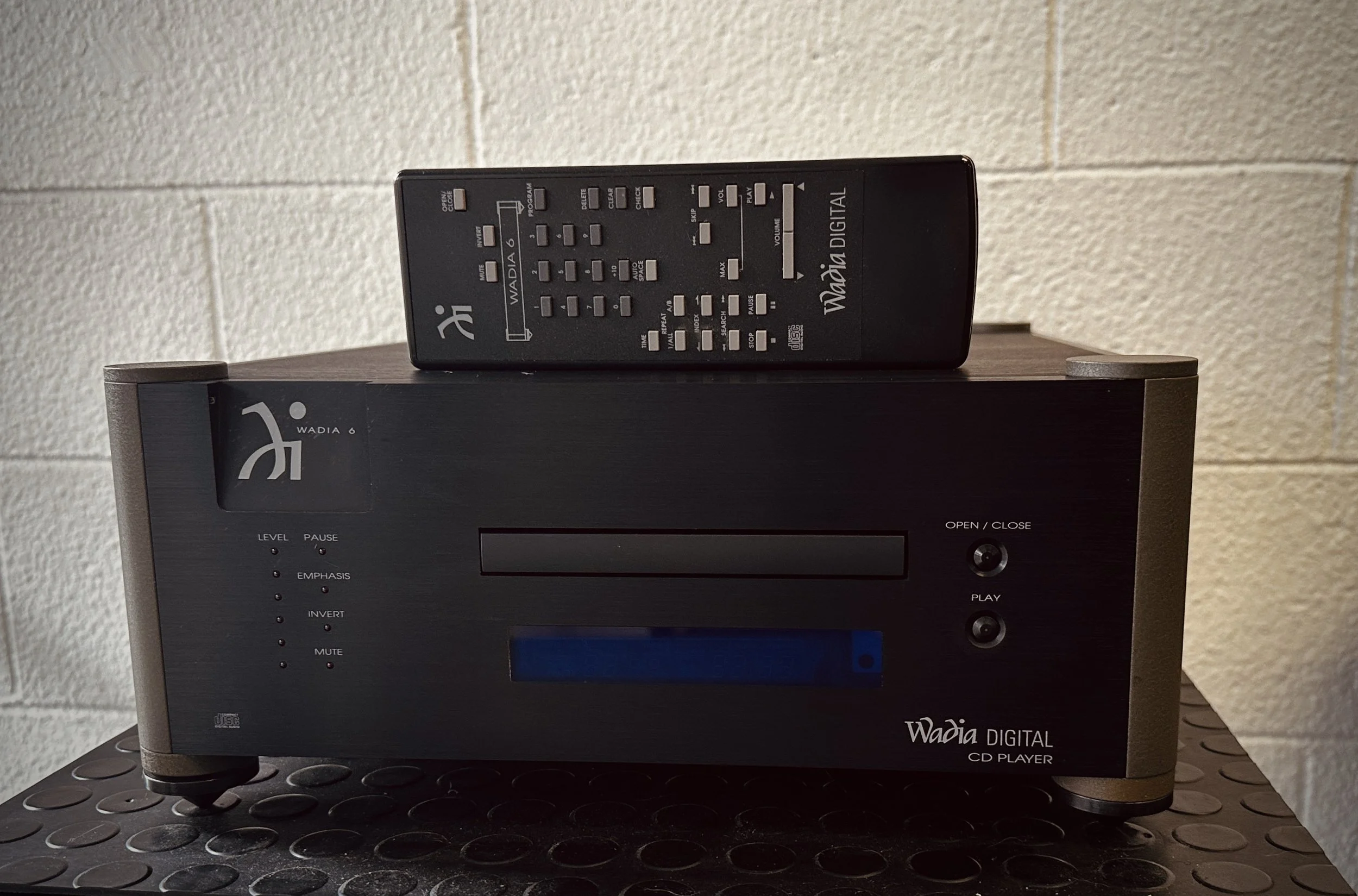 Wadia 6 CD Player, plays fine. Includes remote. $2350