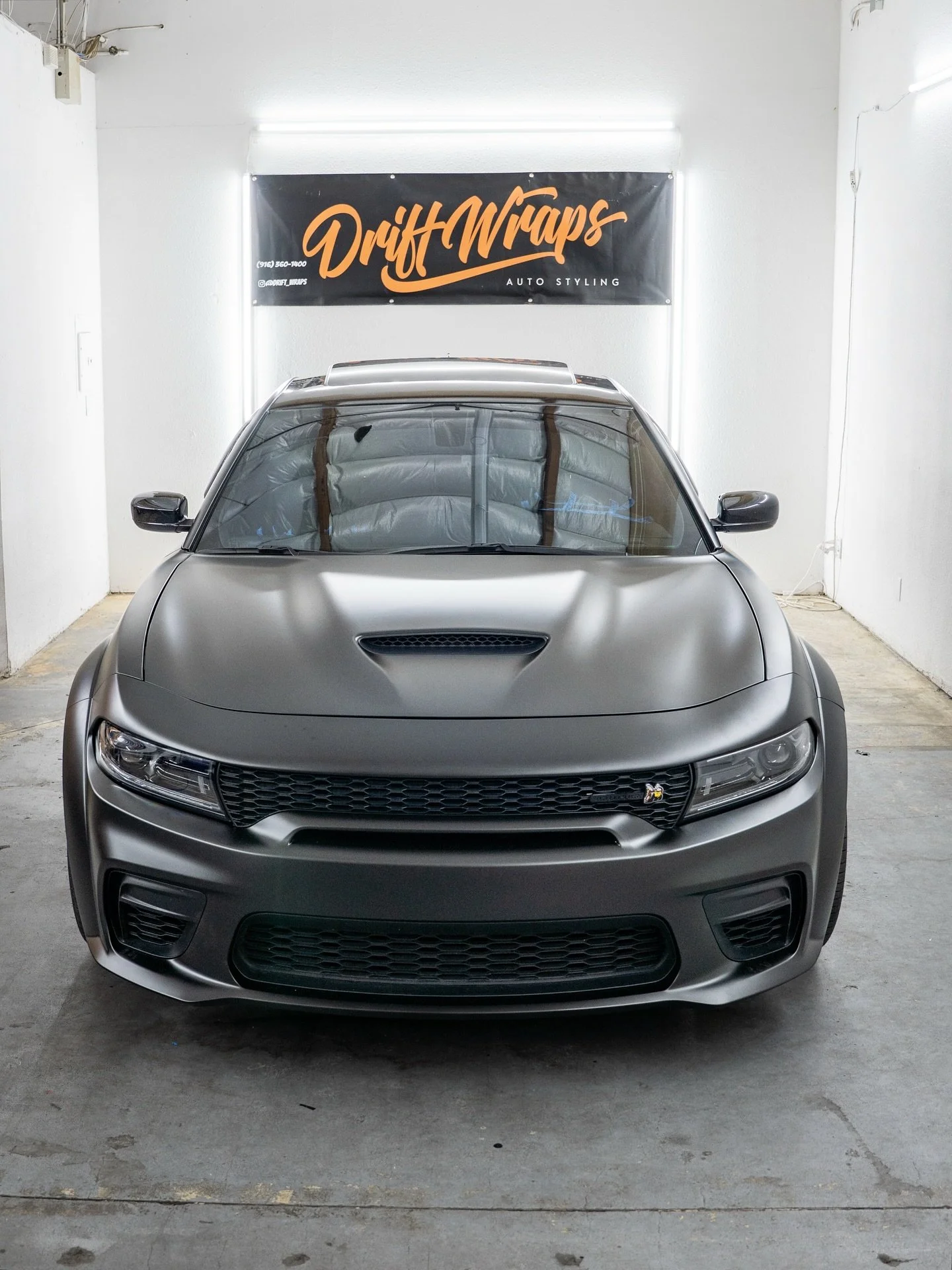 Sharp. Clean. Phantom. This Scatpack now lives in stealth mode.

(DM US TODAY FOR A FREE QUOTE)
🔸Vinyl Wrap
🔸PPF
🔸Window Tint
🔸Detailing
🔸Ceramic Coating

#driftwraps #scatpackcharger #charger #wrapped #v8