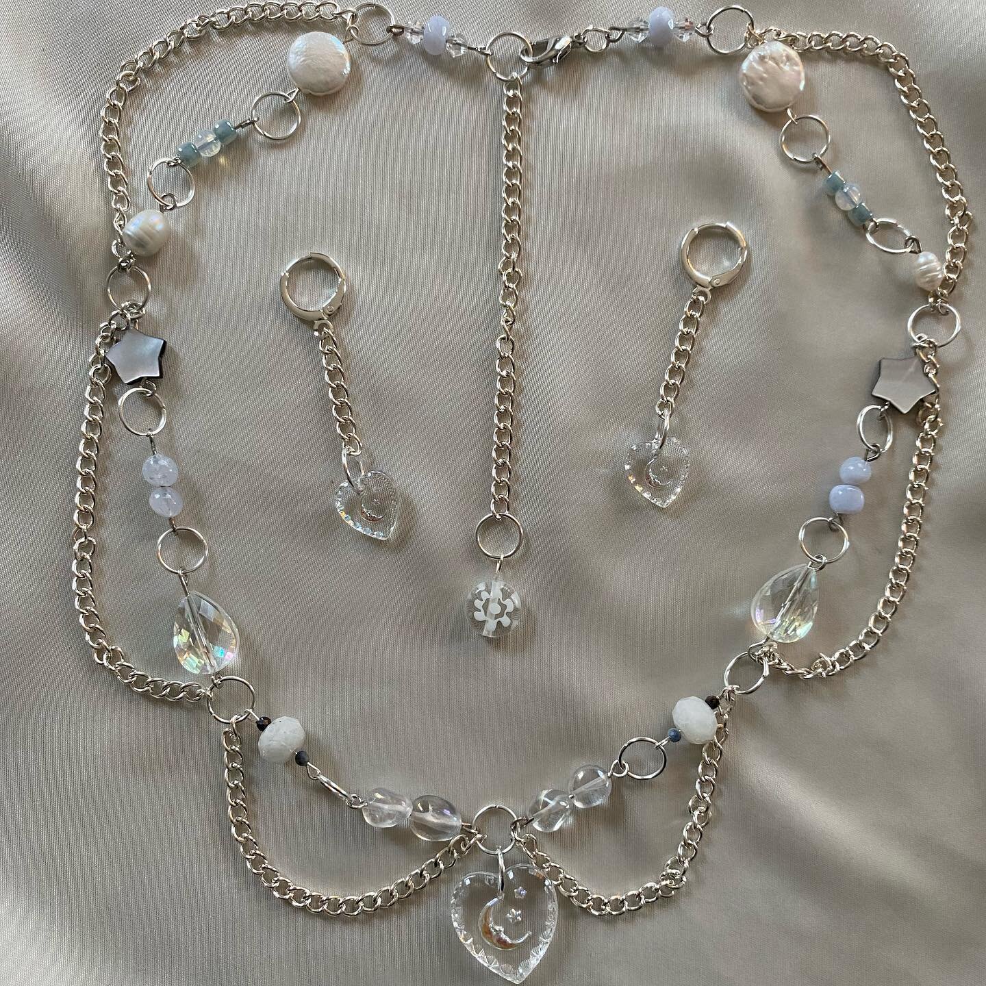 ⭐️400 FOLLOWER G1️⃣VEAWAY TIME ⭐️

very late to this hehe, but try your chances at winning a celestial set! this one is very opalescent and ethereal. the necklace is made with real gemstones, czech glass, and has chain embellishments - the earrings f