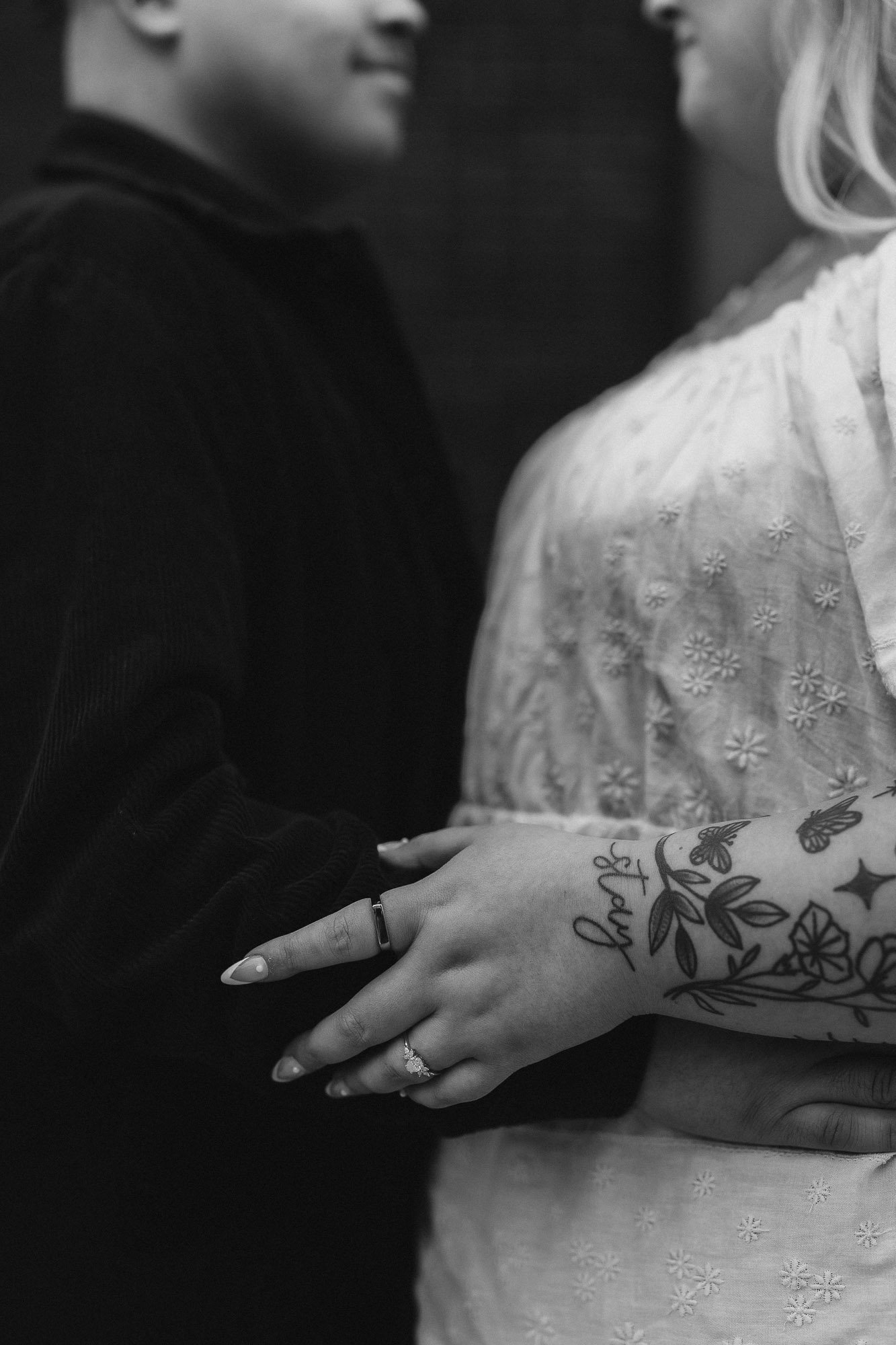 close-up-womans-left-hand-engagemenrt-ring-monochrome-couples-photographer-pheonix-boston.jpg