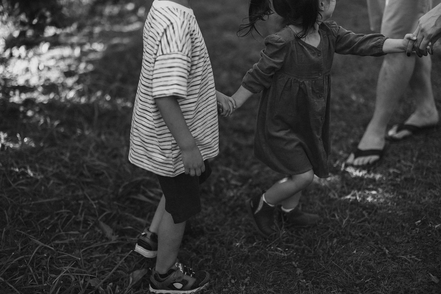 cropped-toddler-boy-and-girl-holding-hands-black-and-white-family-photographer-autumn-skye-phoenix-boston.jpg