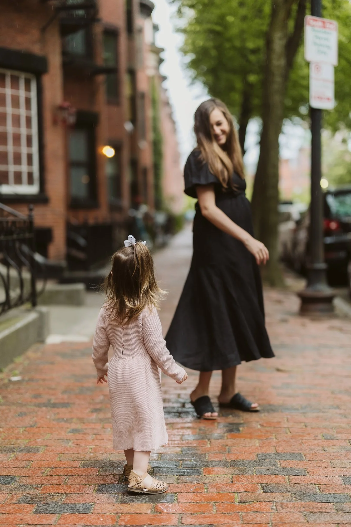 back-of-young-daughter-looking-up-at-mama-family-photographer-phoenix-boston.jpg