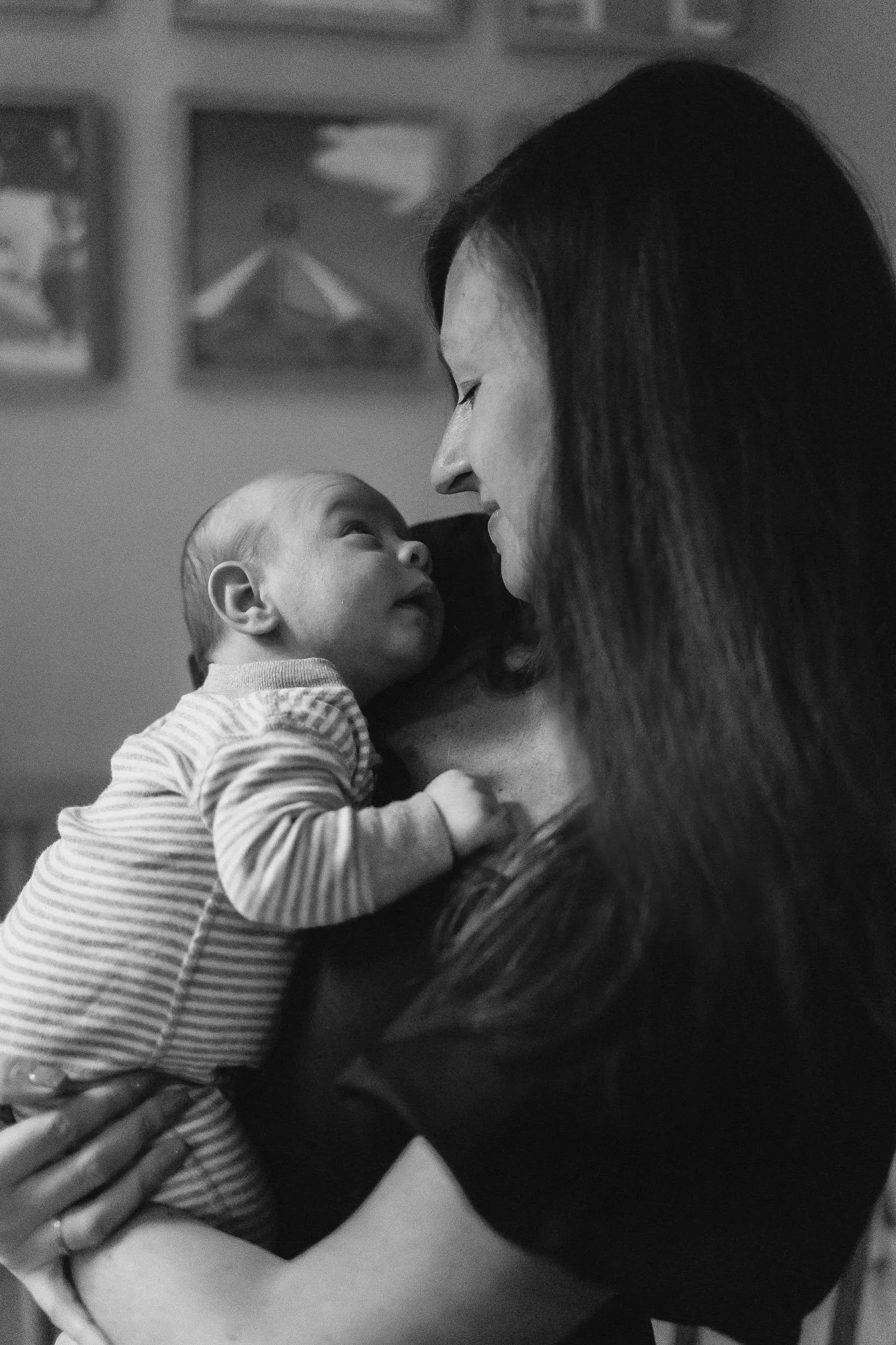 newborn-baby-loooking-up-at-mama-family-photographer-autumn-skye-phoenix-boston.jpg