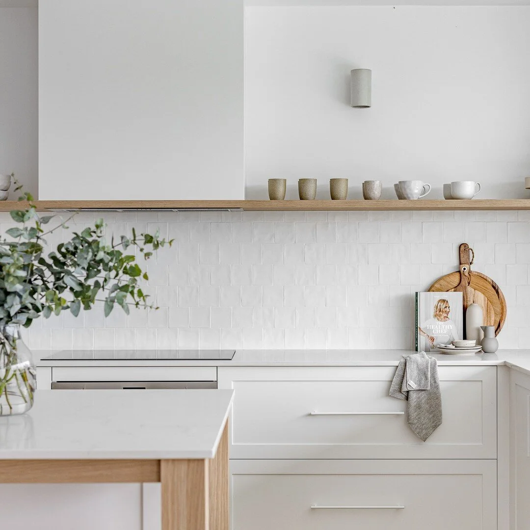 Beautiful details, texture and light. Loving how this space came together. @_michellemorrisinteriors @jamisaarchitects @the.palm.co @anchorceramics @emmy_holt