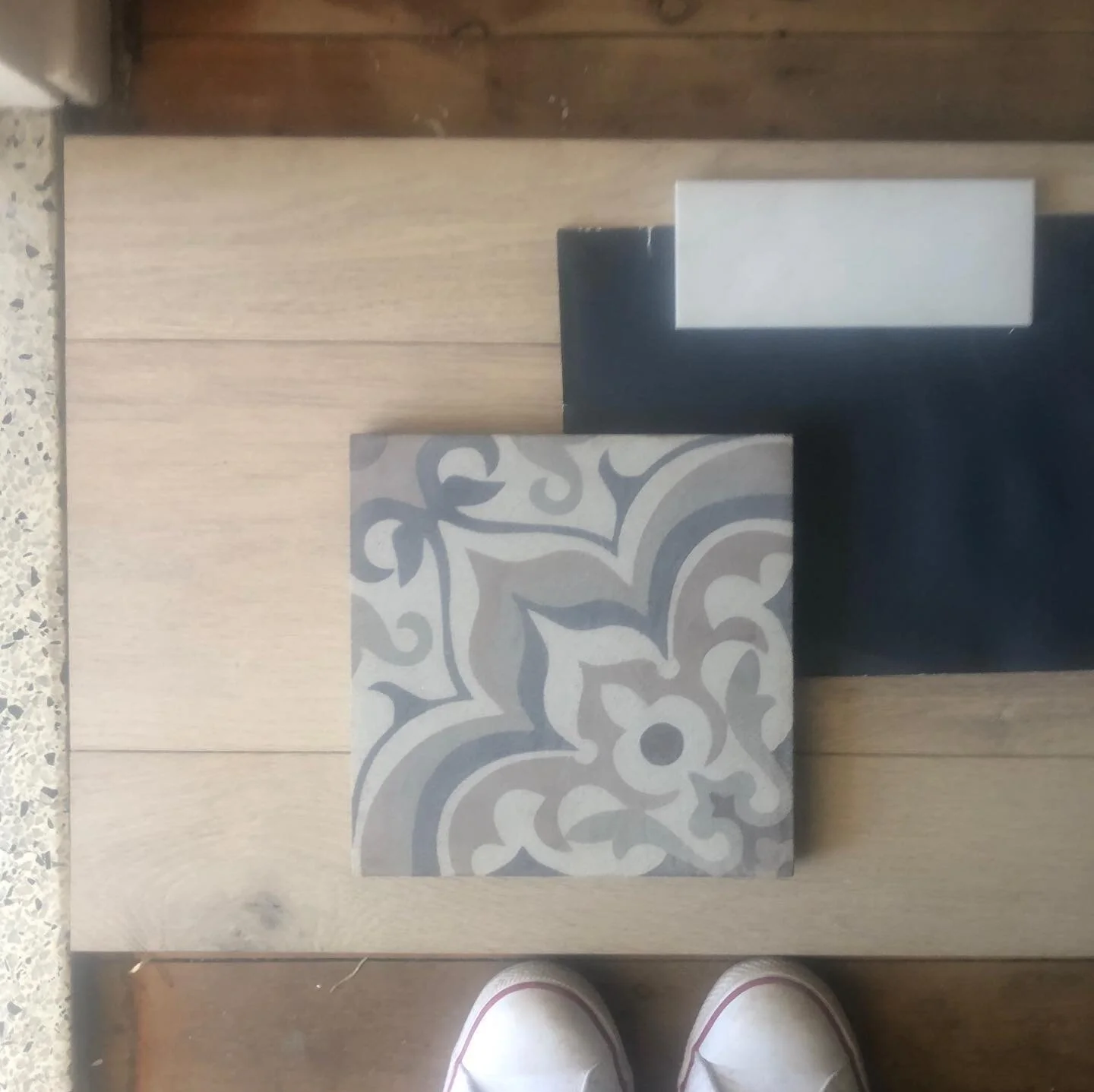 I&rsquo;m in Love with light oak flooring and I thinks it&rsquo;s the perfect partner for my beautiful tiles ❤️❤️ @jatanainteriors @mintfloors