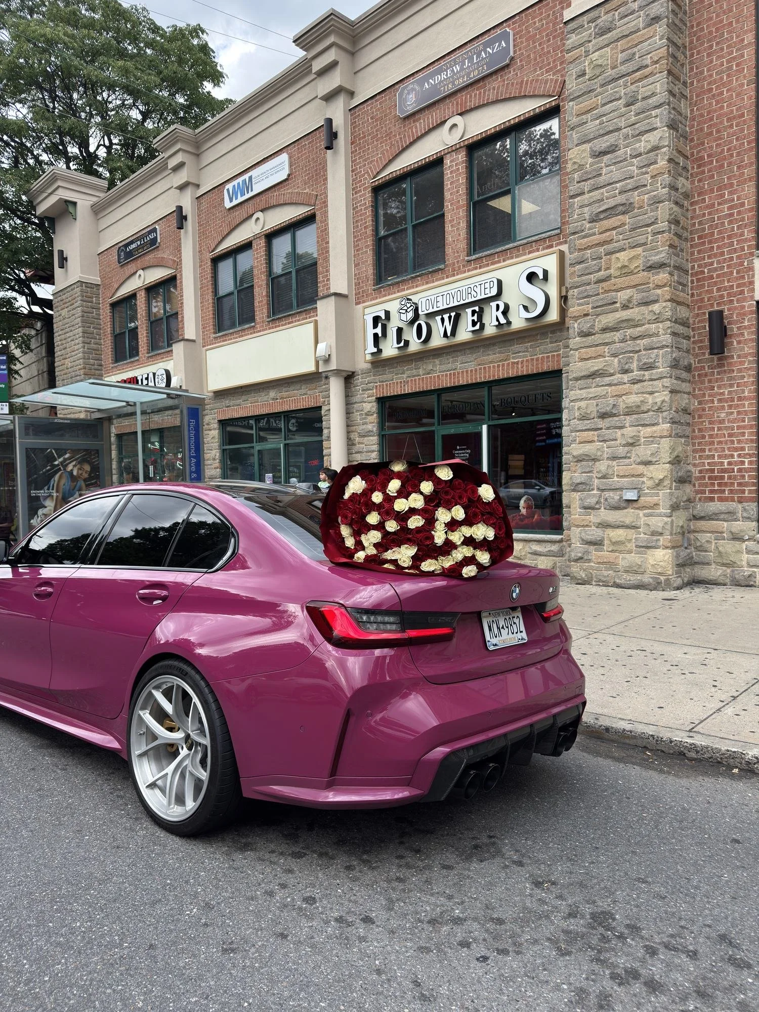lovetoyourstep-red-white-rose-bouquet-pink-car.jpg