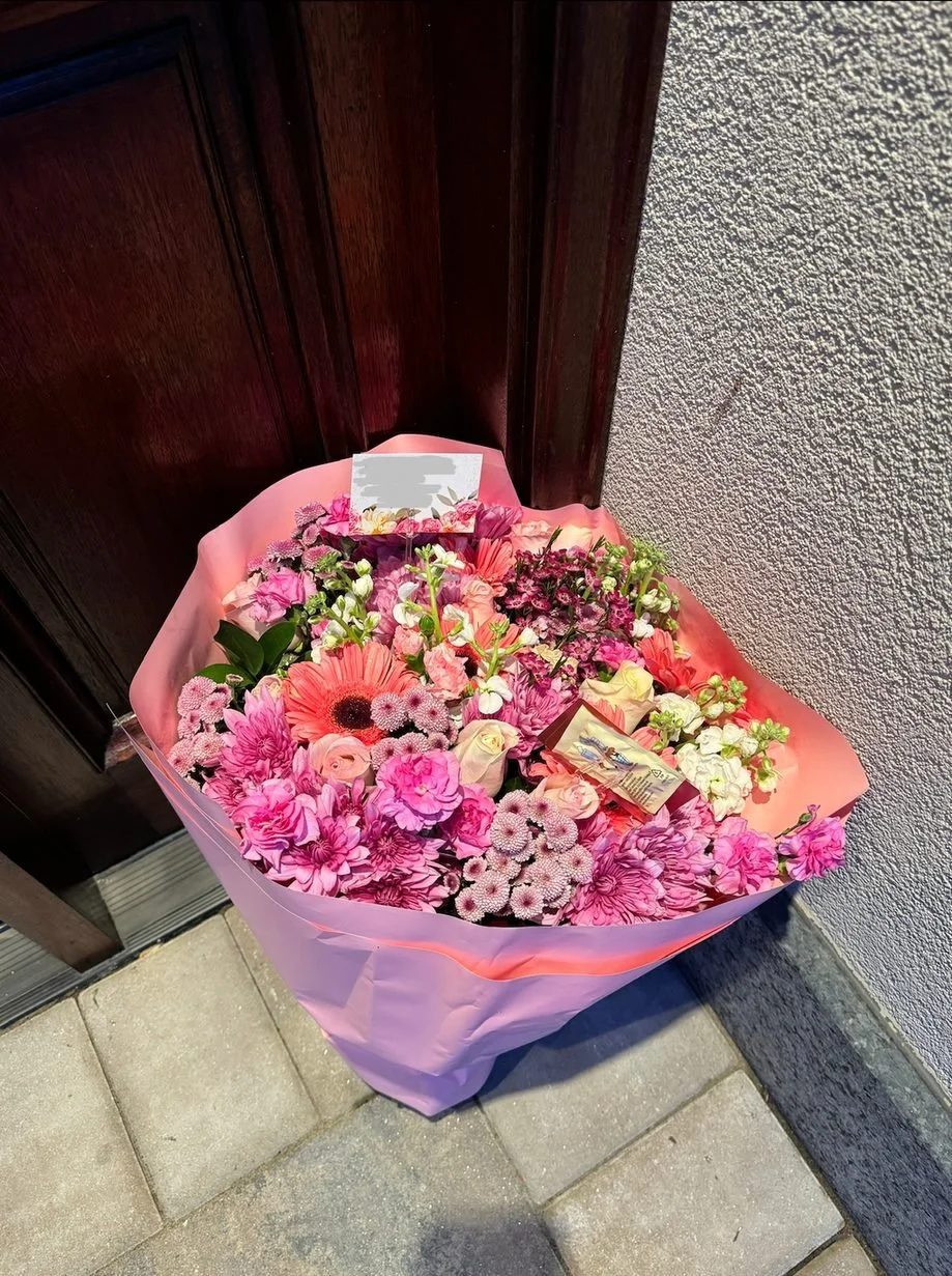 lovetoyourstep-pink-mixed-flower-bouquet-doorstep.jpg
