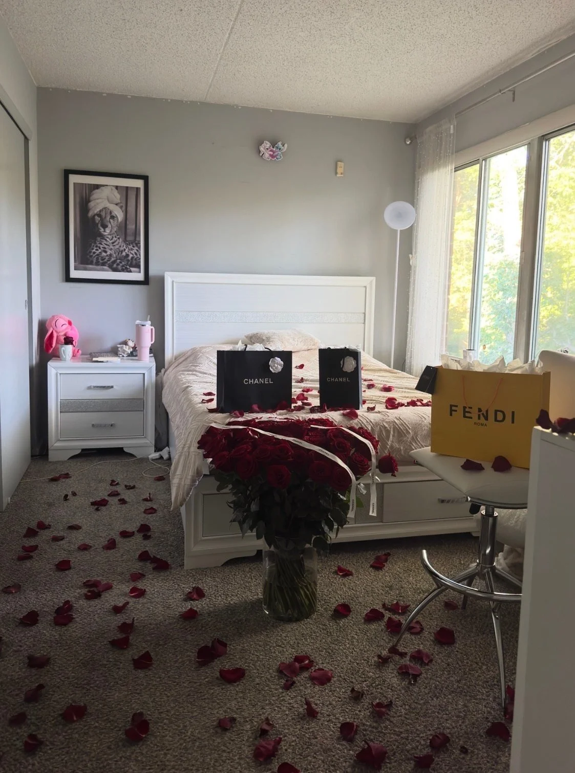 lovetoyourstep-romantic-bedroom-red-roses-petals.jpg