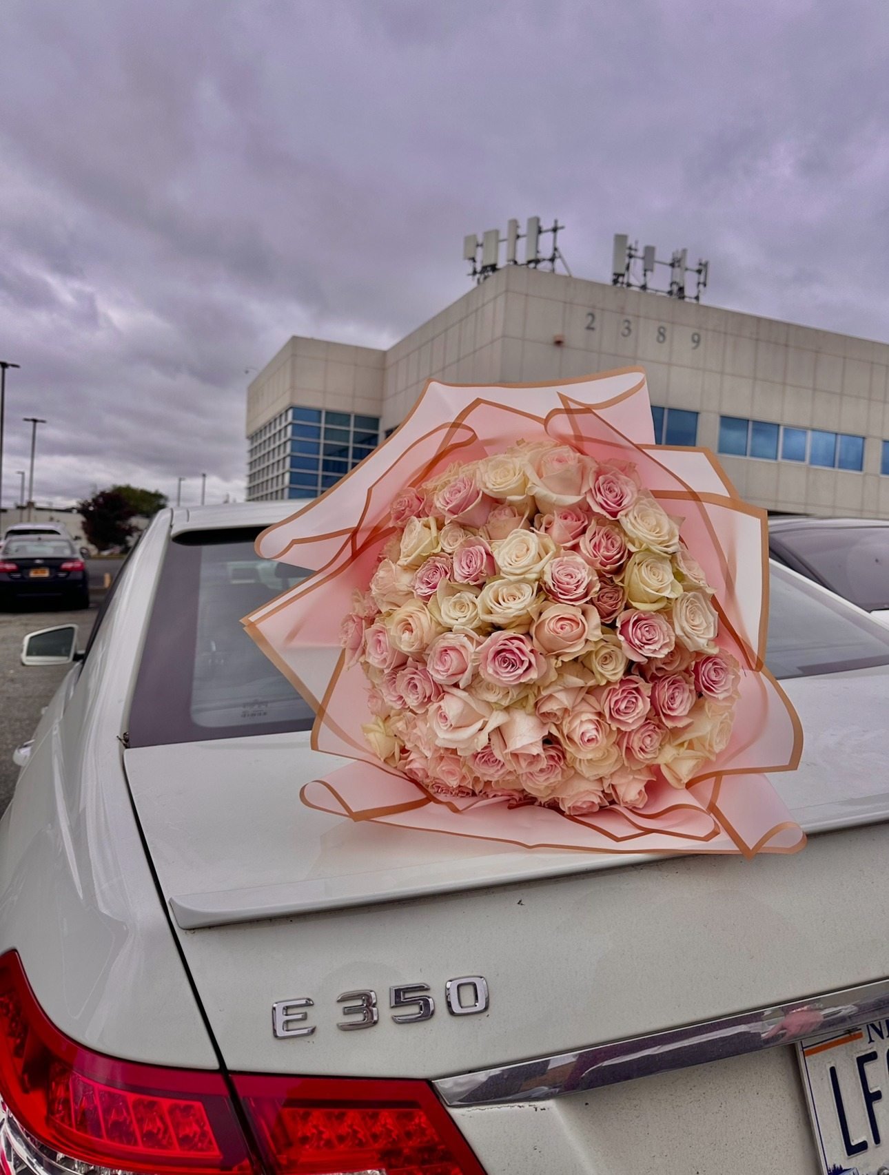 lovetoyourstep-pink-cream-rose-bouquet-white-car.jpg