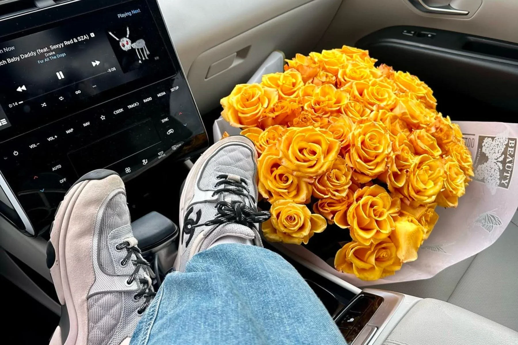 lovetoyourstep-yellow-rose-bouquet-car-interior.jpg