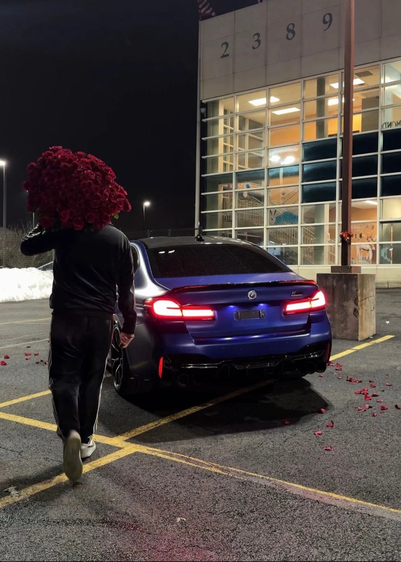 lovetoyourstep-oversized-red-rose-bouquet-night.jpg