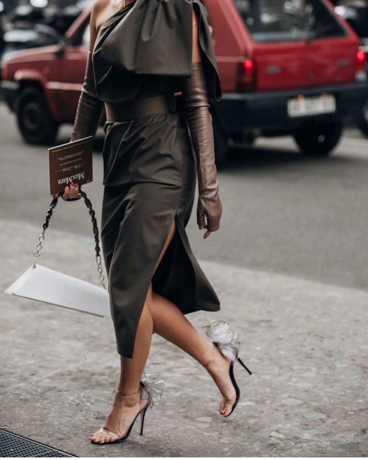 Love the leather gloves. We see long sleeve gloves are making a comeback 😍