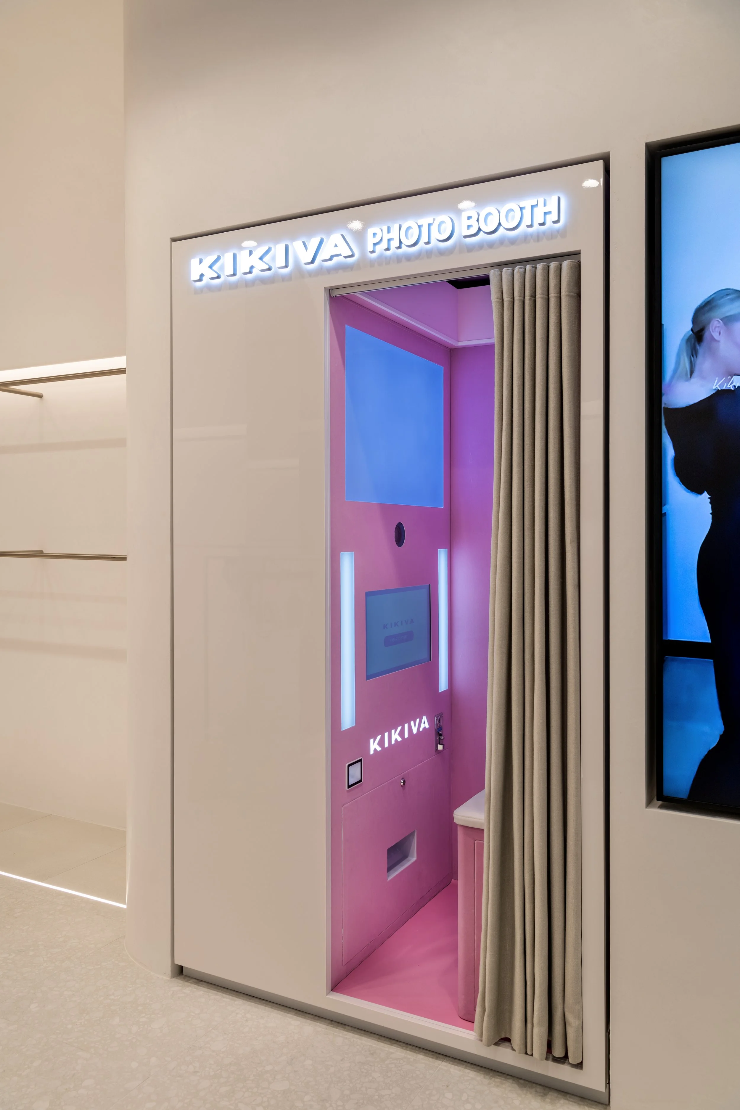 Kikiva_Urbani Design_Interior_photo booth