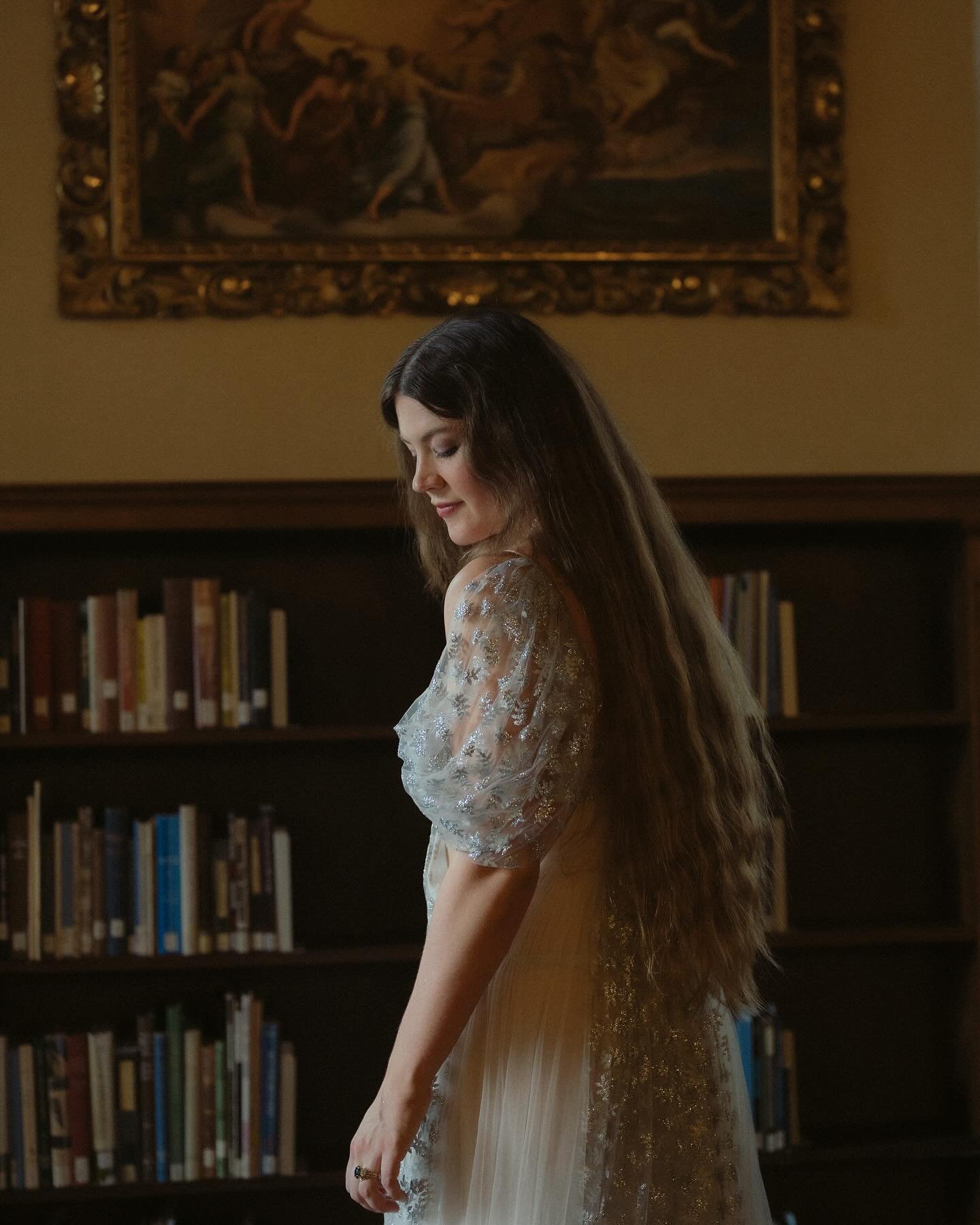 A moment for @mckaelaautumn looking like real life poetry on her wedding day at the Julia Ideson Library. And this is only dress #1 
.
.
Vendors:
Planning: @setinstonehtx 
Photography: @byjessicajoseph 
Videography: @calebnimmonsstudio 
Florals: @wan