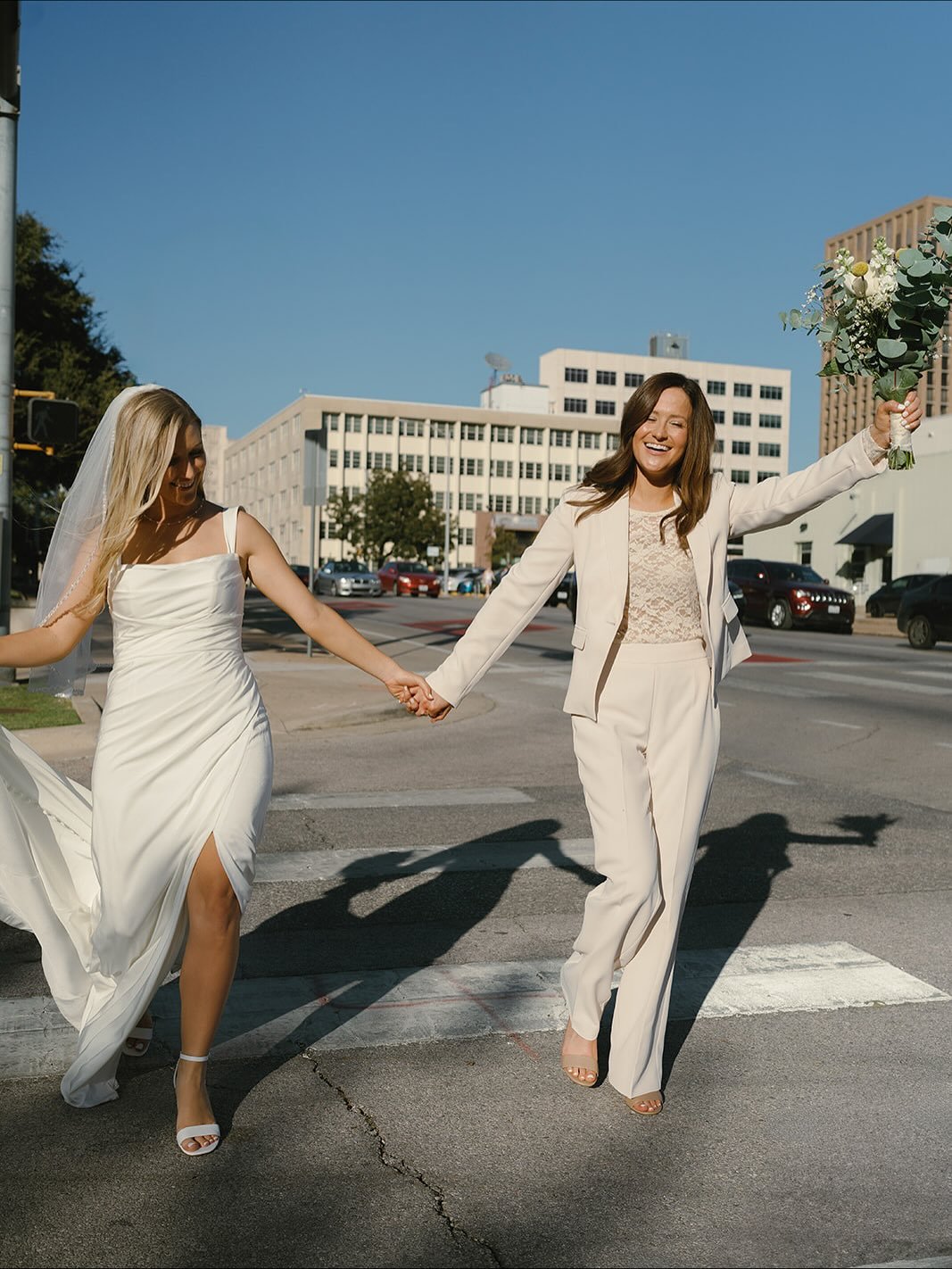 Nicole and Tara&rsquo;s courthouse elopement felt so laid back and so perfect. It&rsquo;s hard to describe wedding days as laid back (even elopements), but this one truly was. Which was exactly what they wanted. Minimal fuss and celebrating all the l
