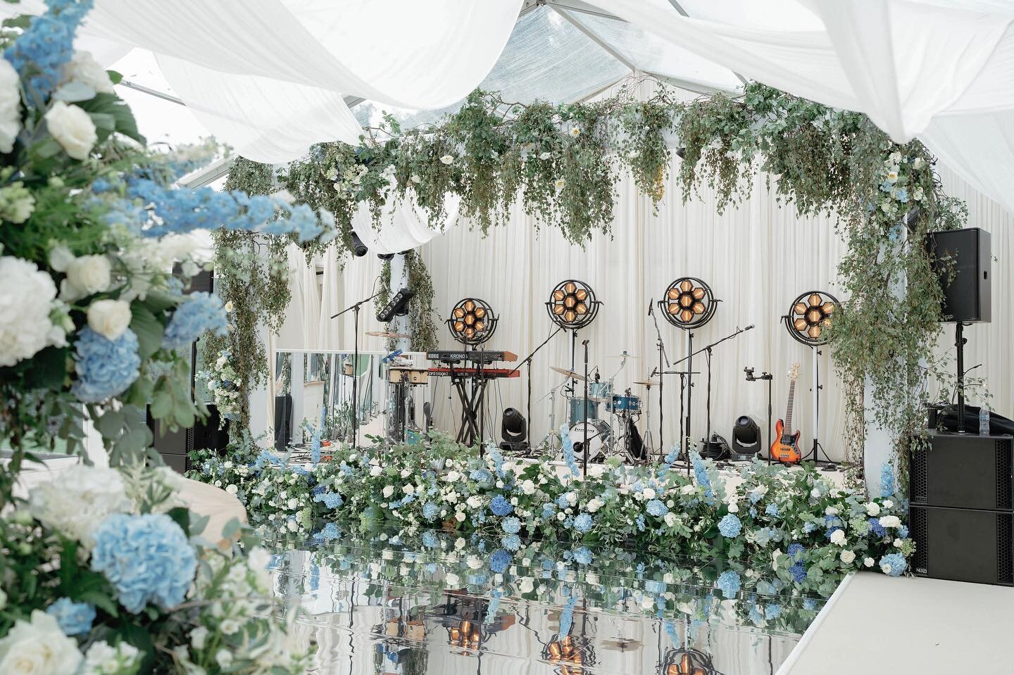 T&amp;D's elegant clearspan marquee stood adjacent to the historic ruins of the Tythe Barn at Sudeley Castle. Following their traditional ceremony, Tarron &amp; David&rsquo;s brief was to instantly captivate their guests with an immersive party atmos